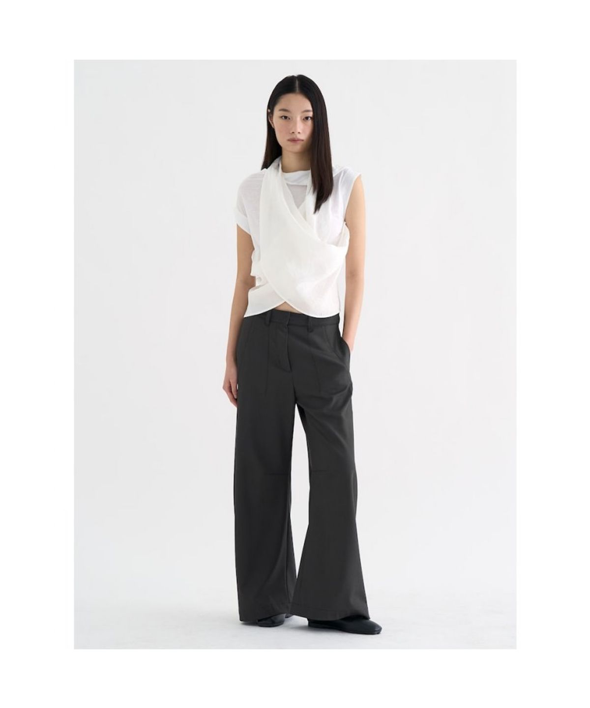 앙개(ANGGAE) Ruffle Sleevless Blouse  White