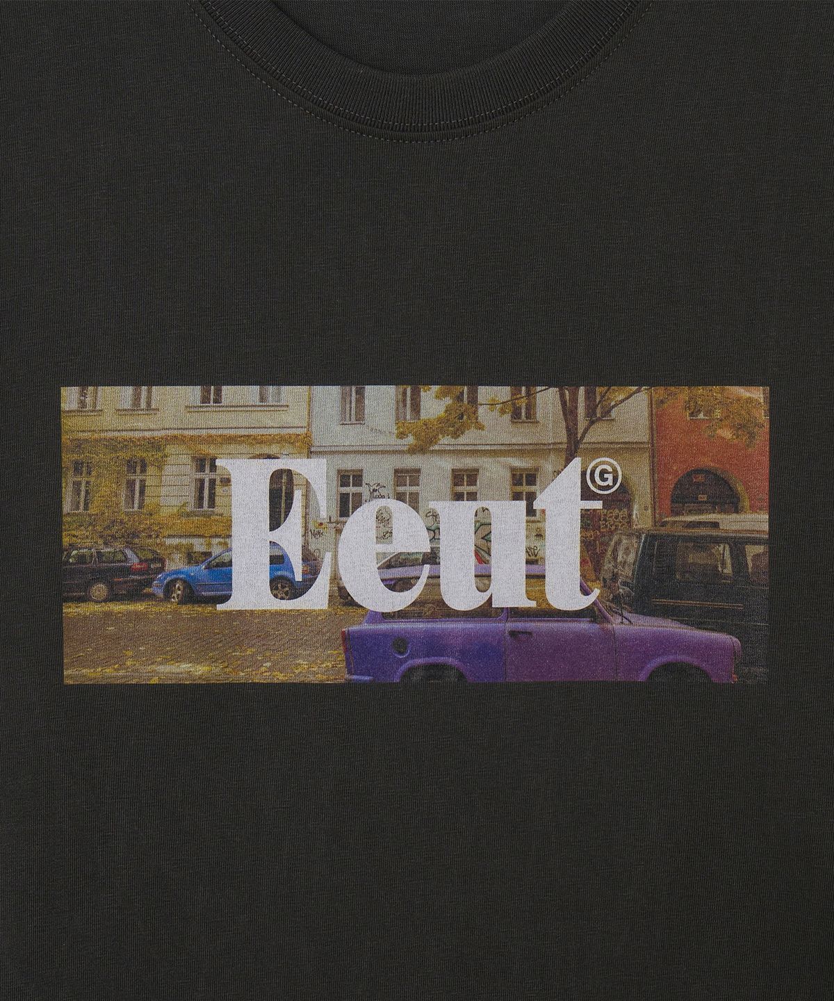 이우트(EEUT) FALLEN LEAVES GALLERY T-SHIRT / CHARCOAL