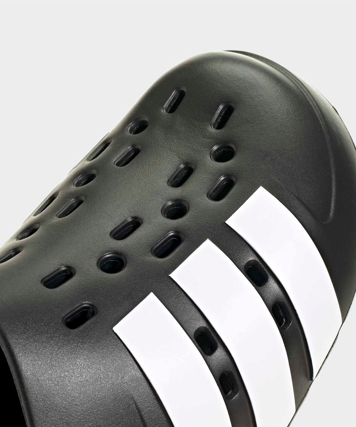 아디다스(ADIDAS) 아딜렛 클로그 2.0 - 블랙:화이트 / JQ8058