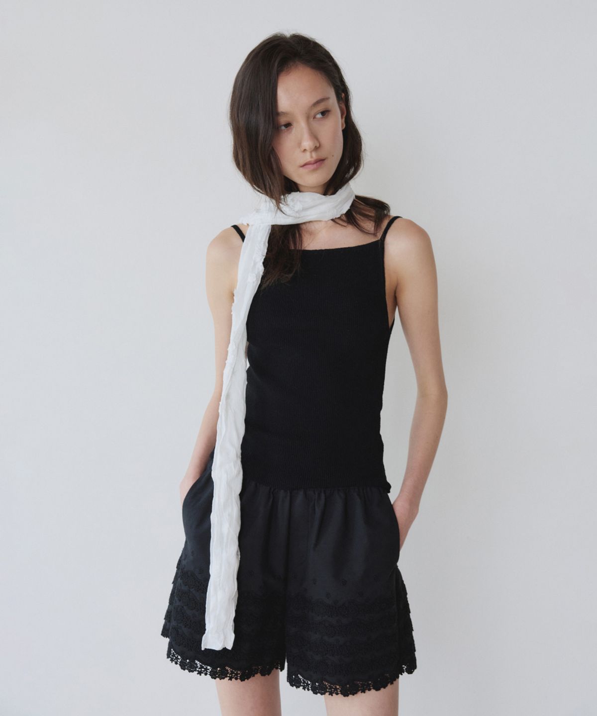 이어닝(YEARNING) LACE TRIM BANDING SHORTS, BLACK