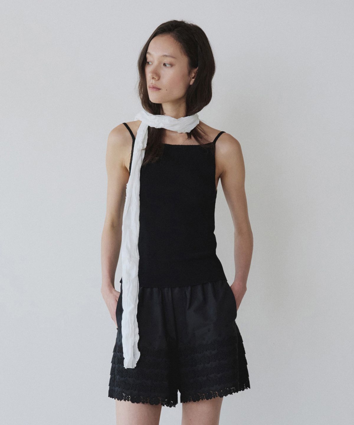 이어닝(YEARNING) LACE TRIM BANDING SHORTS, BLACK