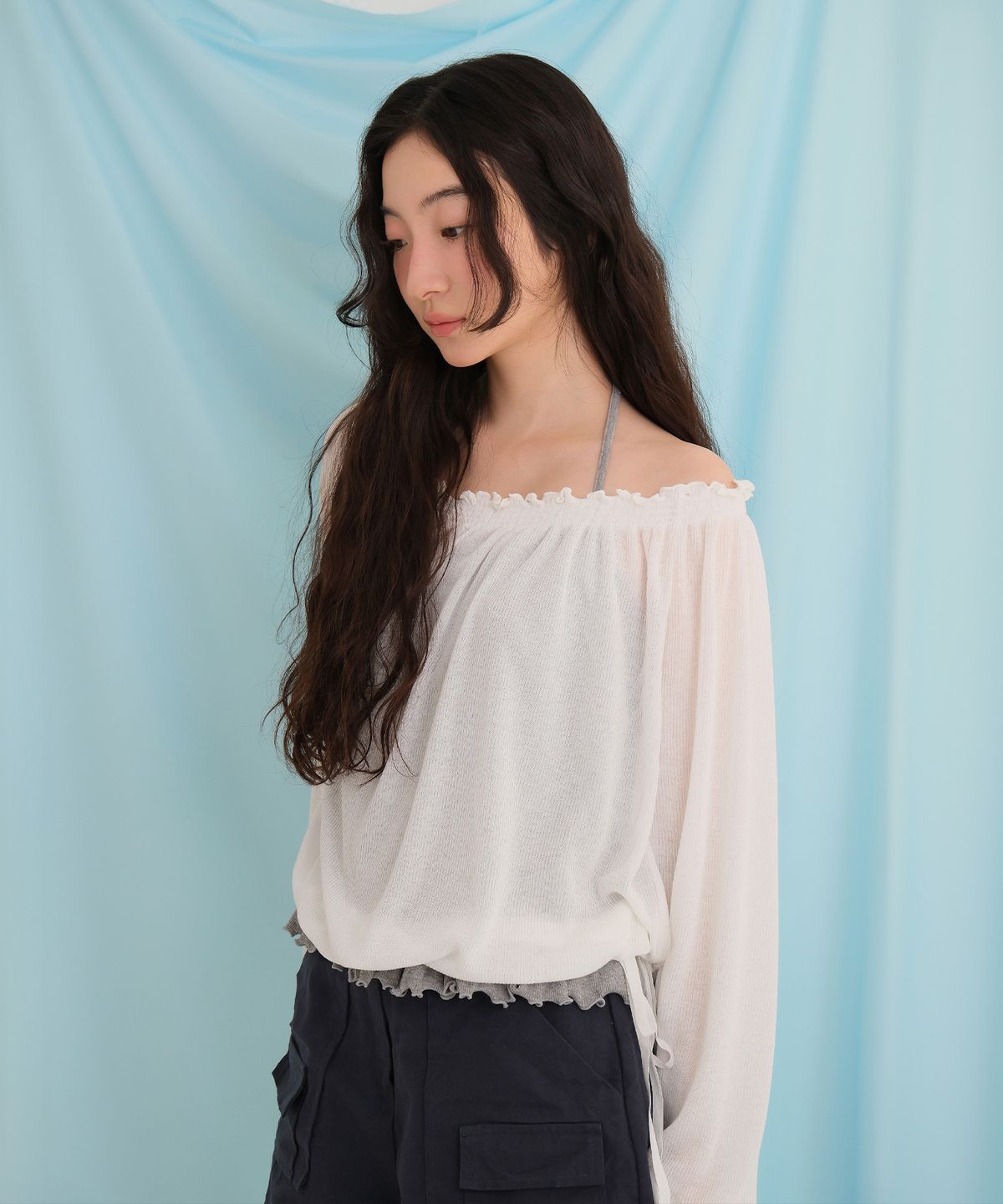 모의(MOUI) Off-shoulder smoke tee (O/WHITE)