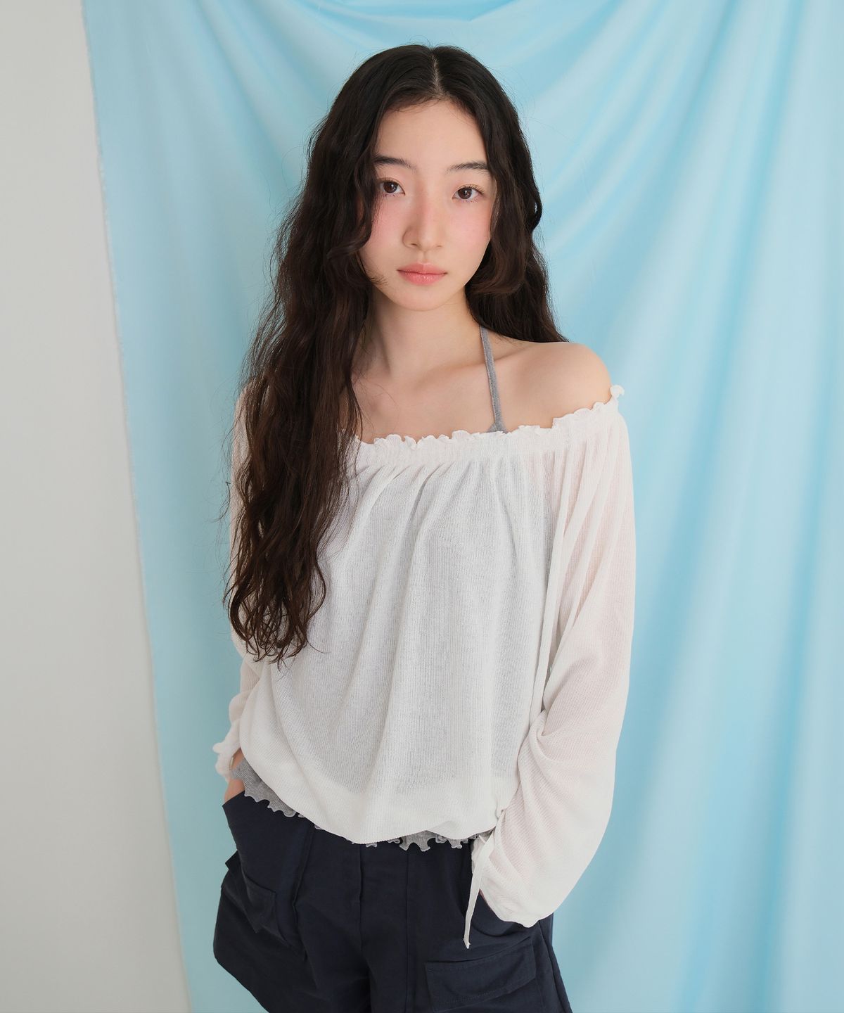 모의(MOUI) Off-shoulder smoke tee (O/WHITE)