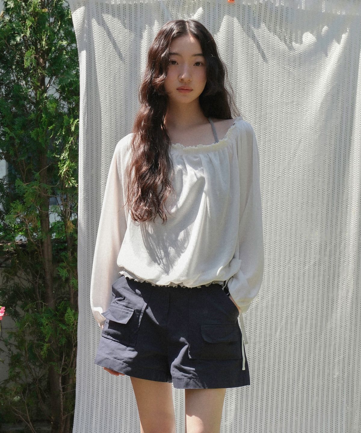 모의(MOUI) Off-shoulder smoke tee (O/WHITE)