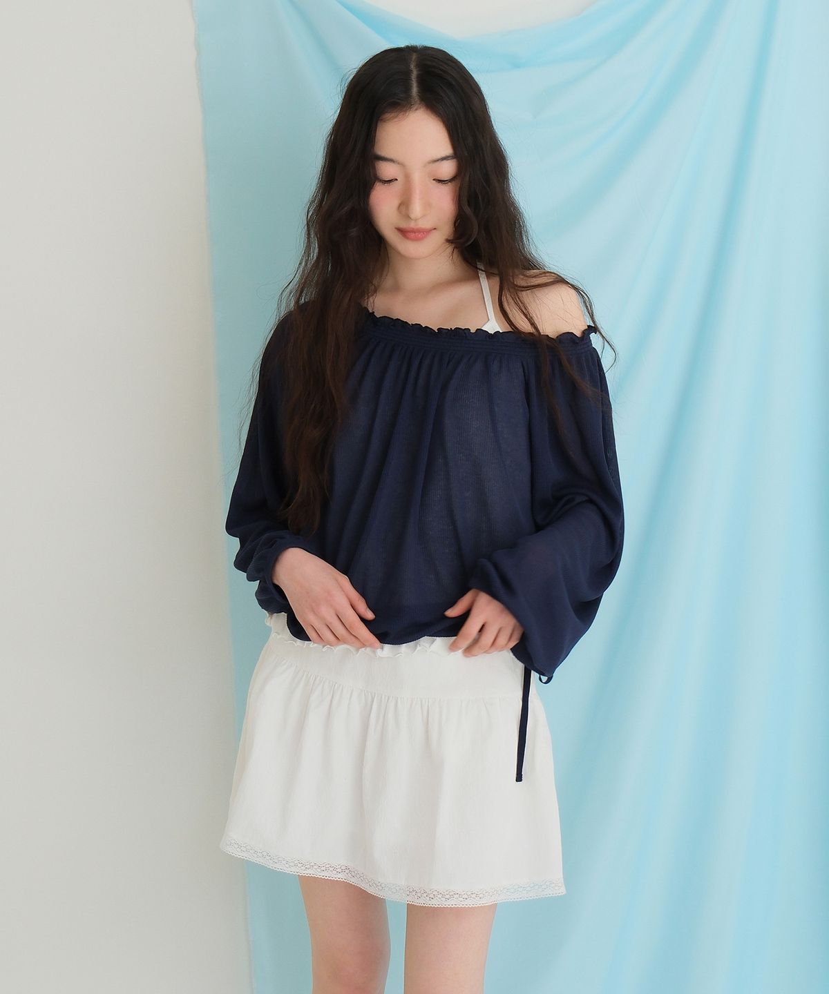 모의(MOUI) Off-shoulder smoke tee (NAVY)