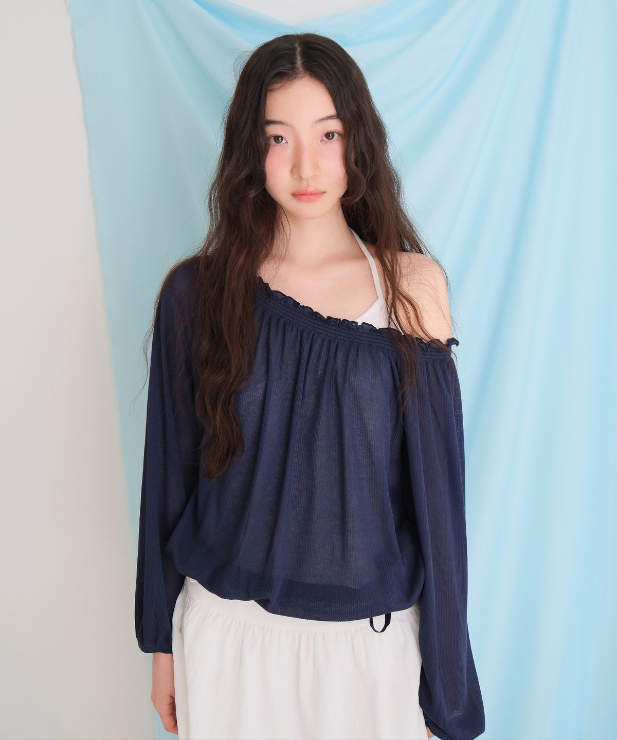 모의(MOUI) Off-shoulder smoke tee (NAVY)