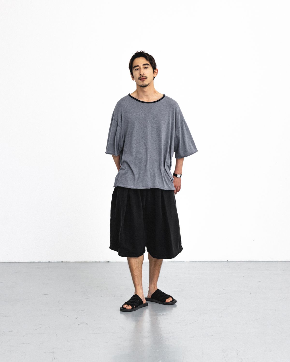 앵글런(ANGLAN) Cross Pleated Sweat Shorts - Washed Black