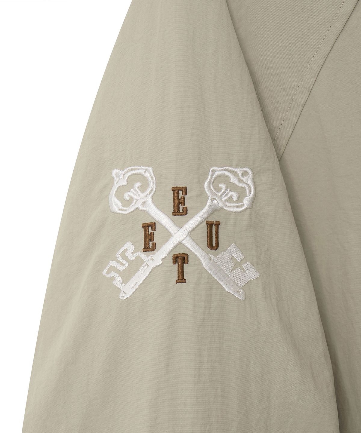 이우트(EEUT) ARCHIVE EMBROIDERED TRACK JUMPER / BEIGE