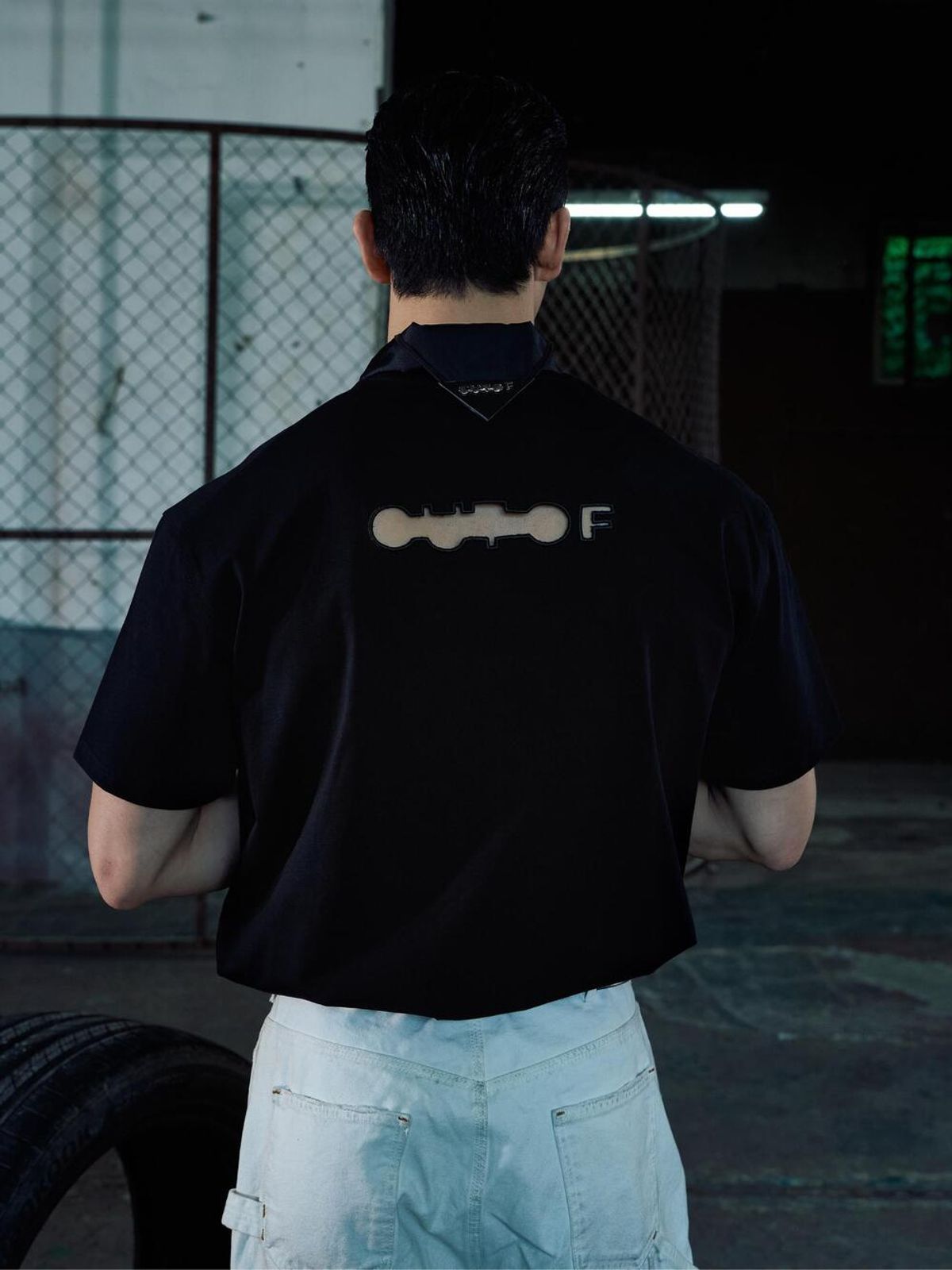 아웃오브(OUTOF) Back Logo Hole T Shirt