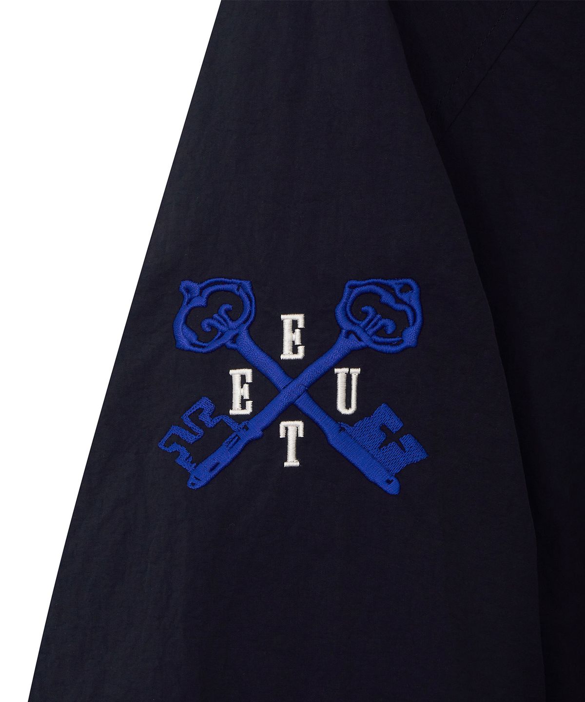 이우트(EEUT) ARCHIVE EMBROIDERED TRACK JUMPER / DARK NAVY