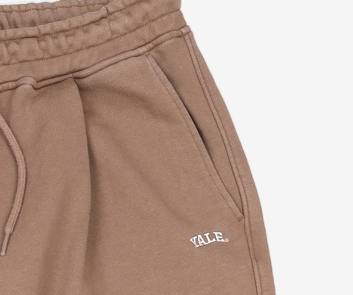 예일(YALE) 스몰아치 원 턱 스웨트 팬츠_더스티 브라운 L