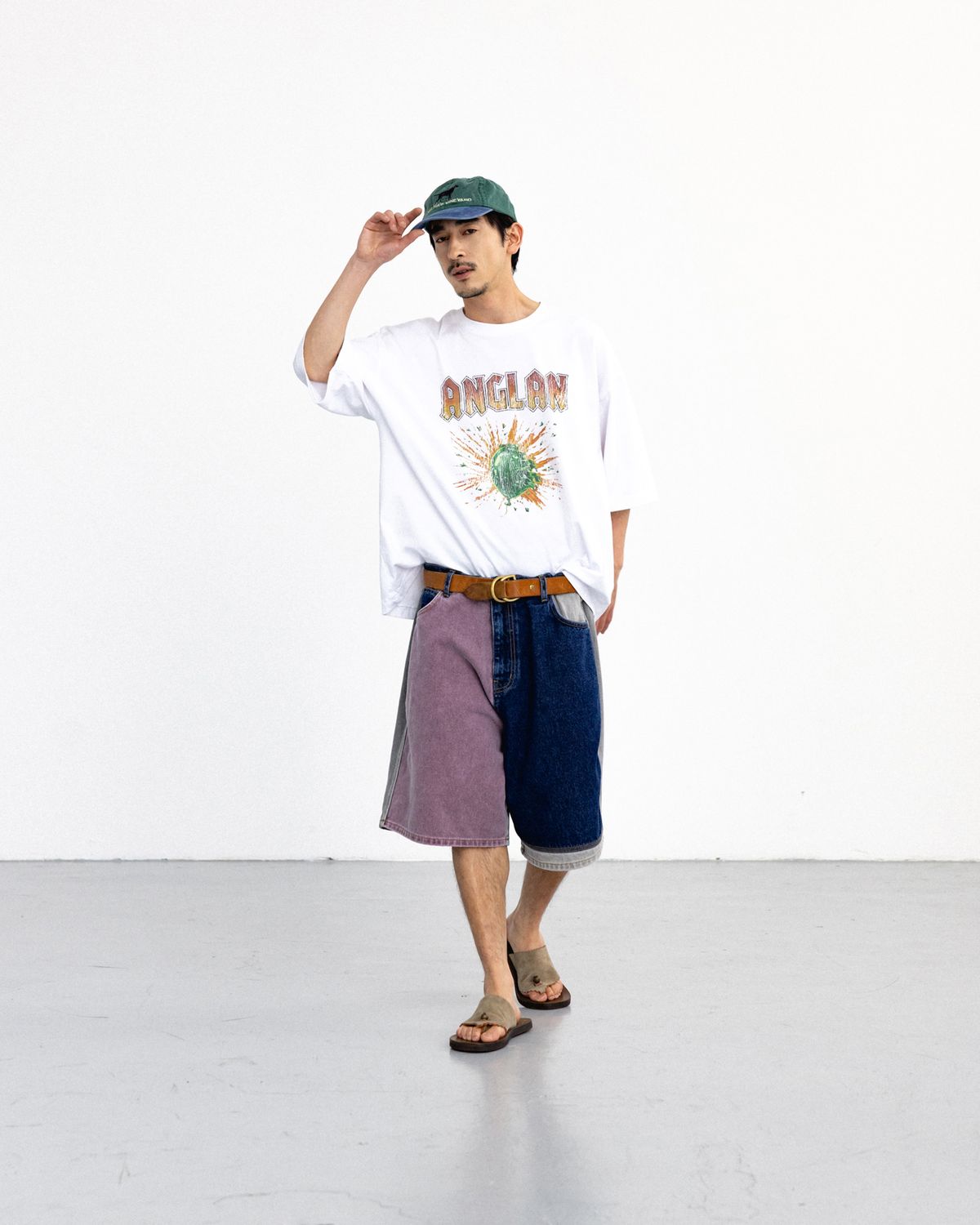 앵글런(ANGLAN) Vintage Blast Graphic Tee - White