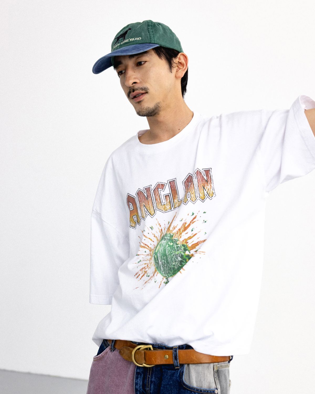 앵글런(ANGLAN) Vintage Blast Graphic Tee - White