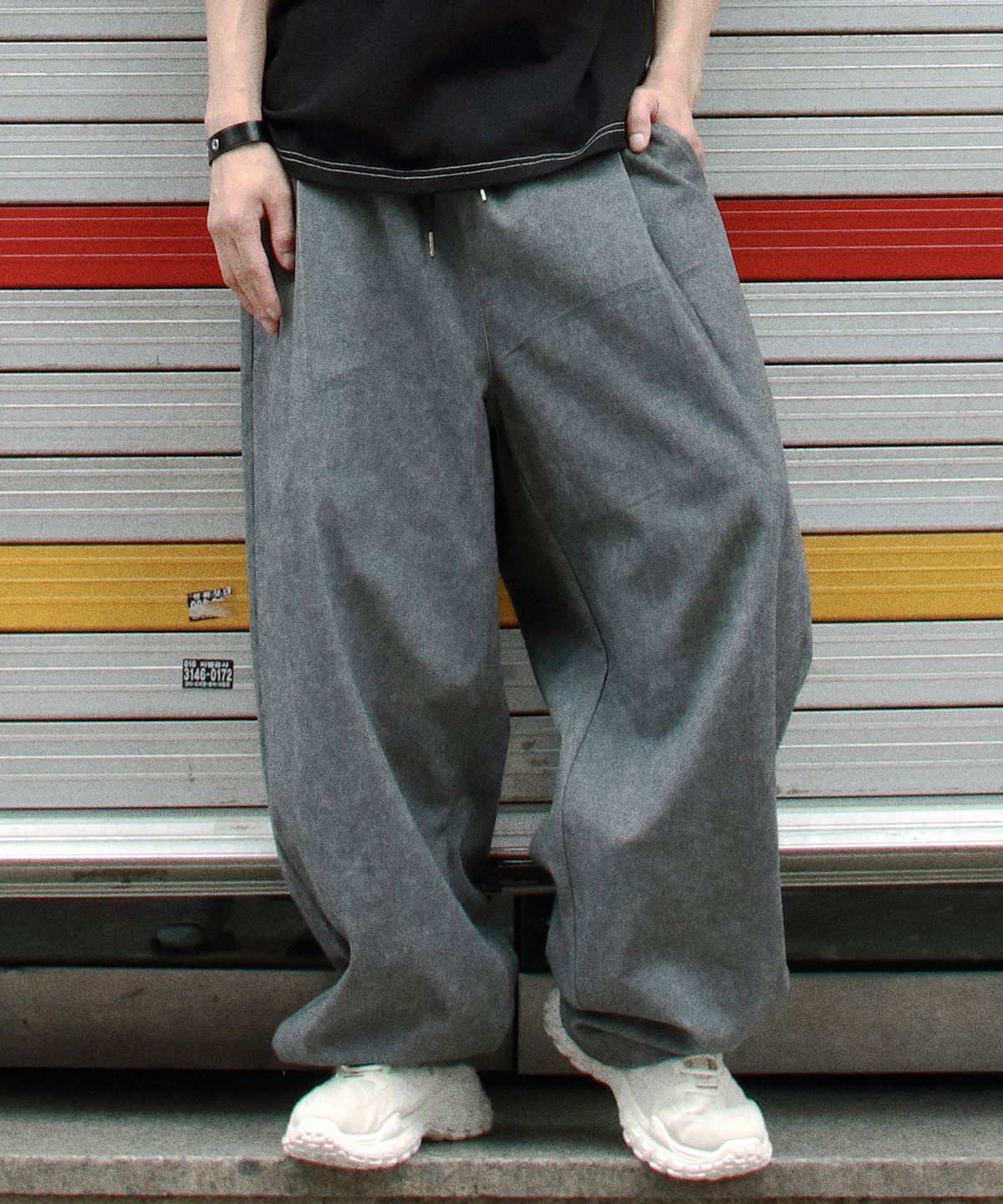 드마크(DEMARC) M Grunge washing side one tuck curved wide pants charcoal