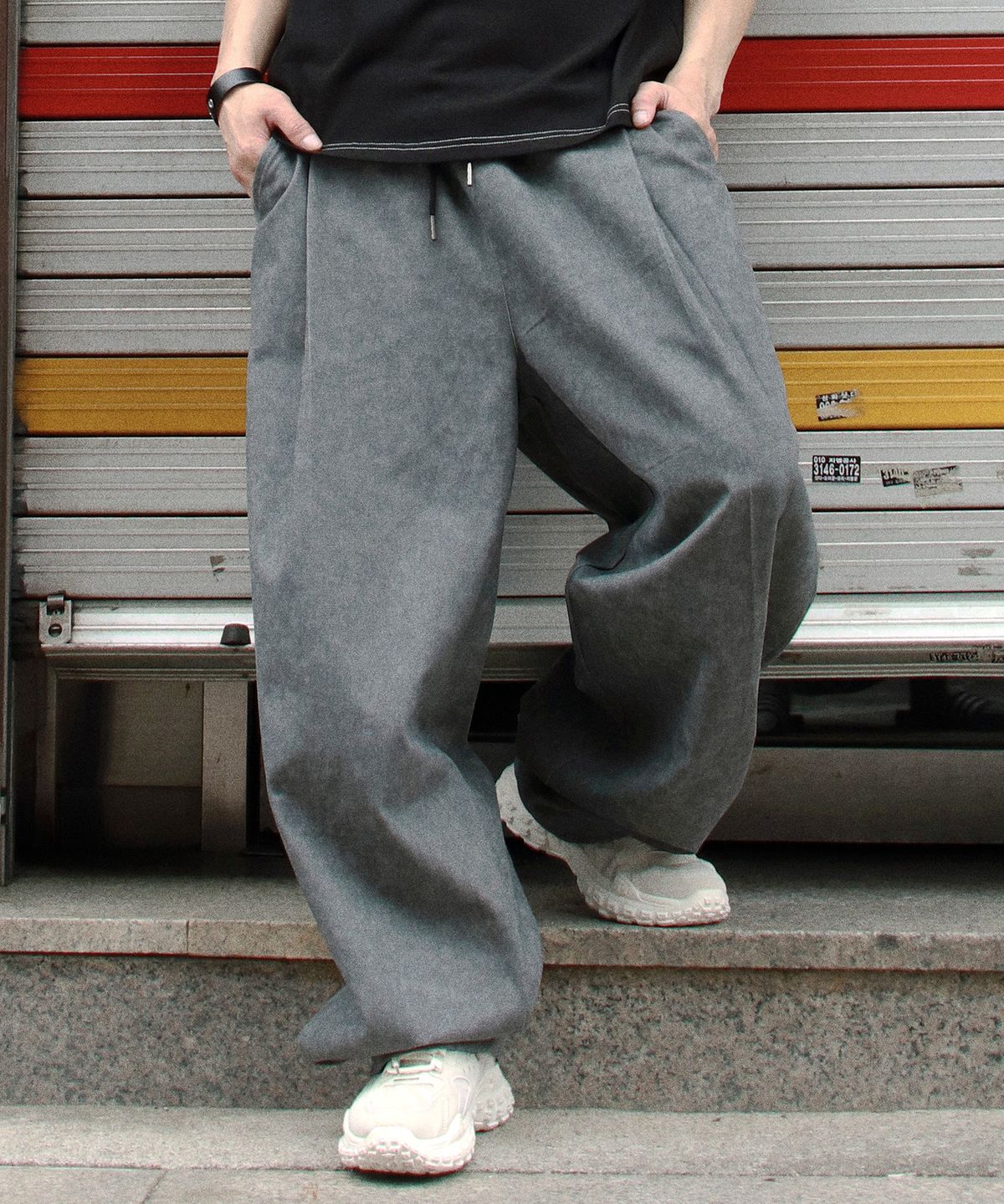 드마크(DEMARC) M Grunge washing side one tuck curved wide pants charcoal