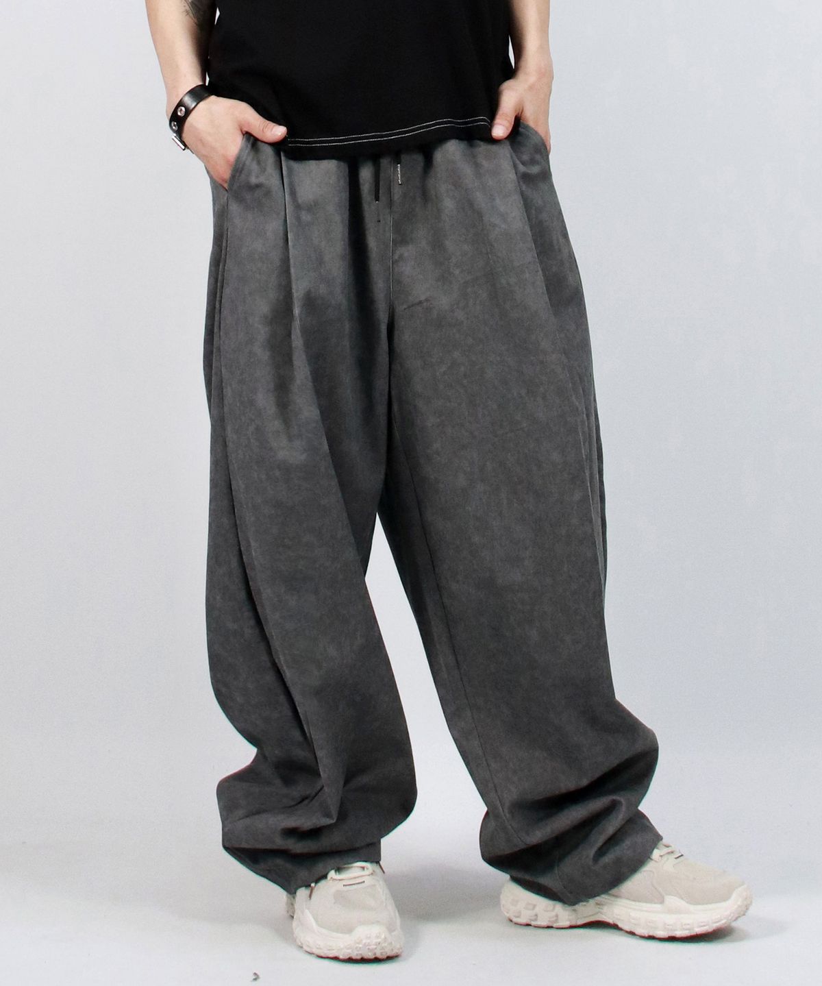 드마크(DEMARC) M Grunge washing side one tuck curved wide pants charcoal