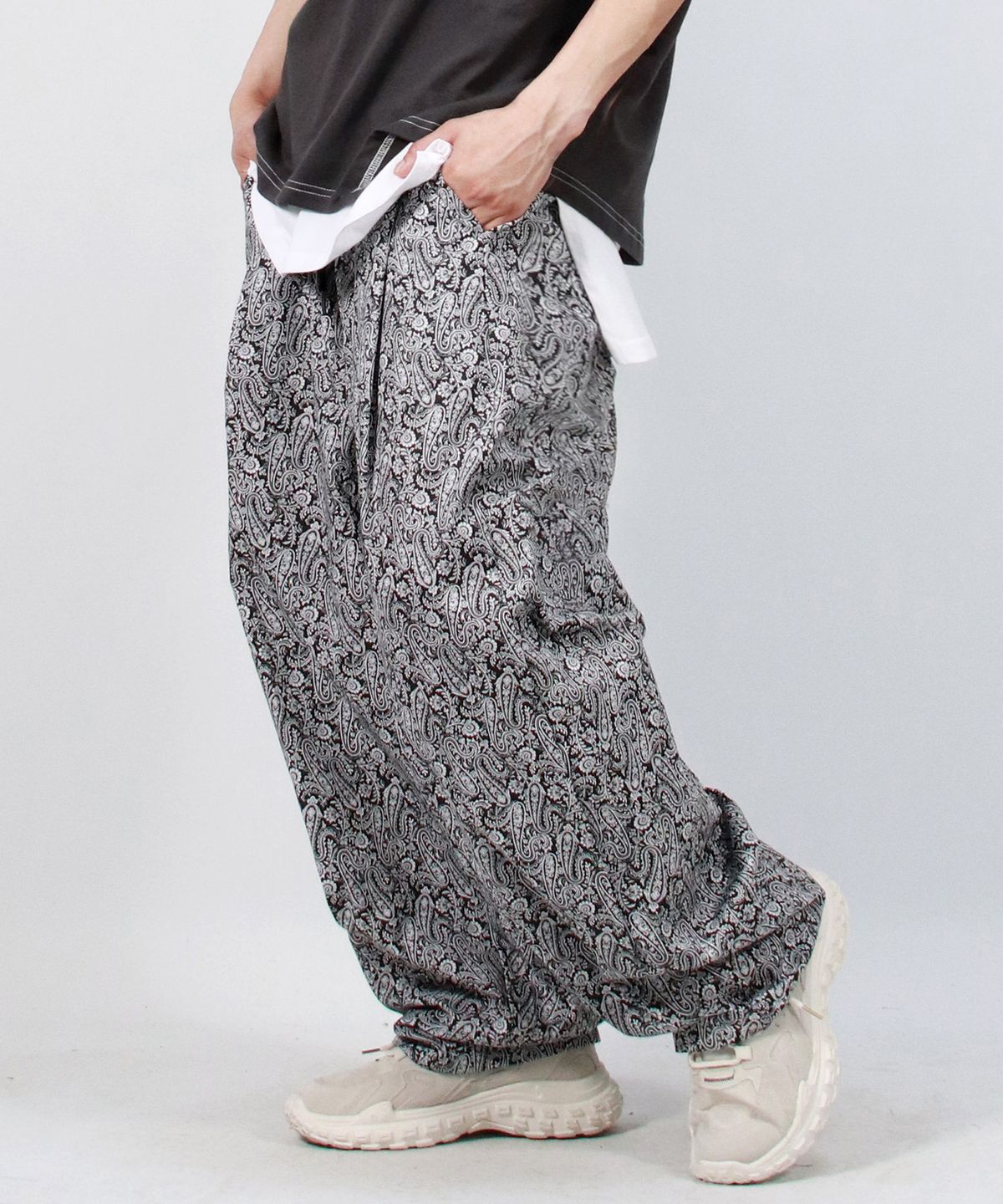 드마크(DEMARC) M Paisley side one tuck curved wide pants Black