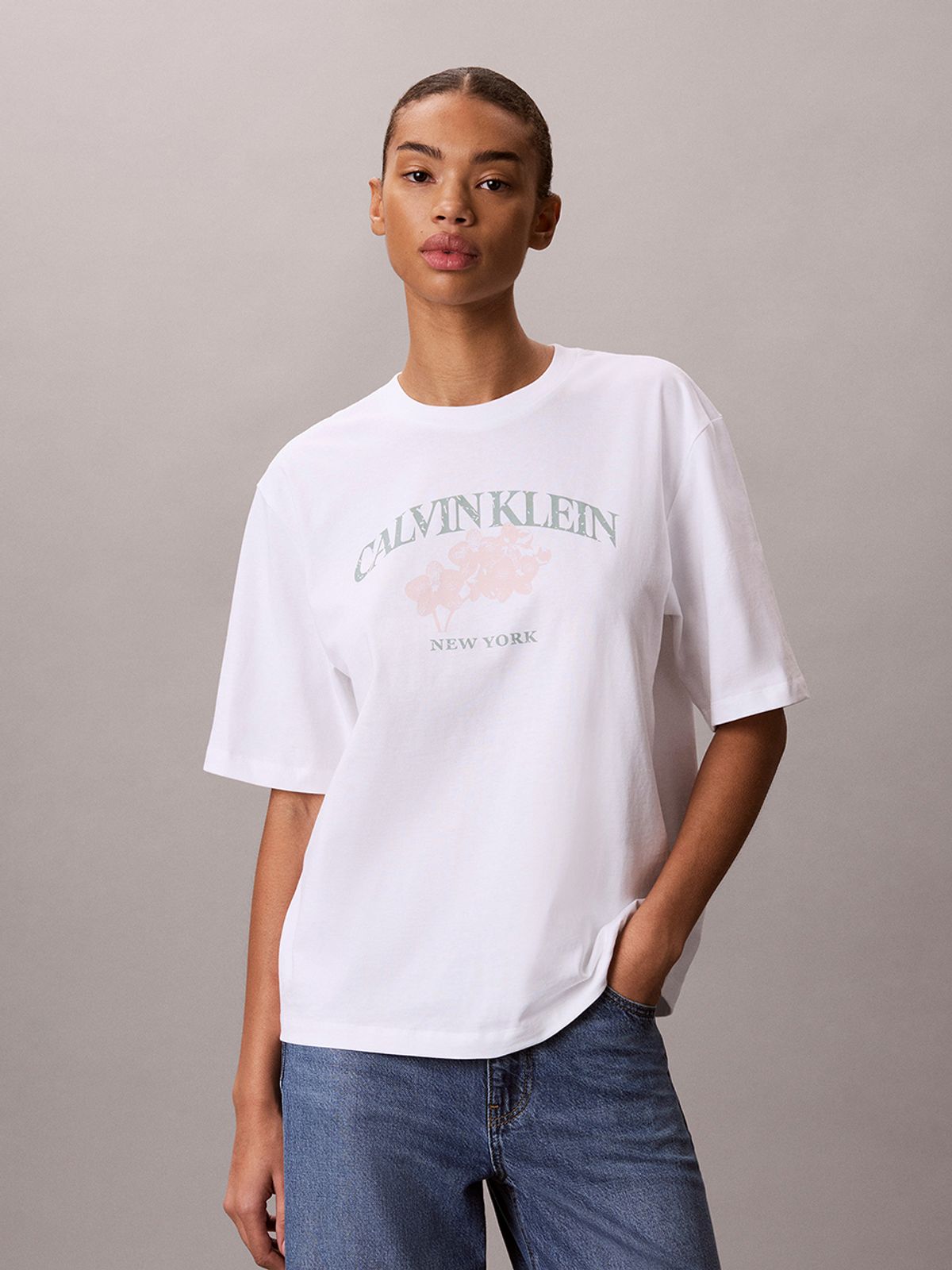 캘빈클라인 진(CALVIN KLEIN JEANS) 여성 로고 그래픽 릴렉스드핏 티 A47G838G YAF