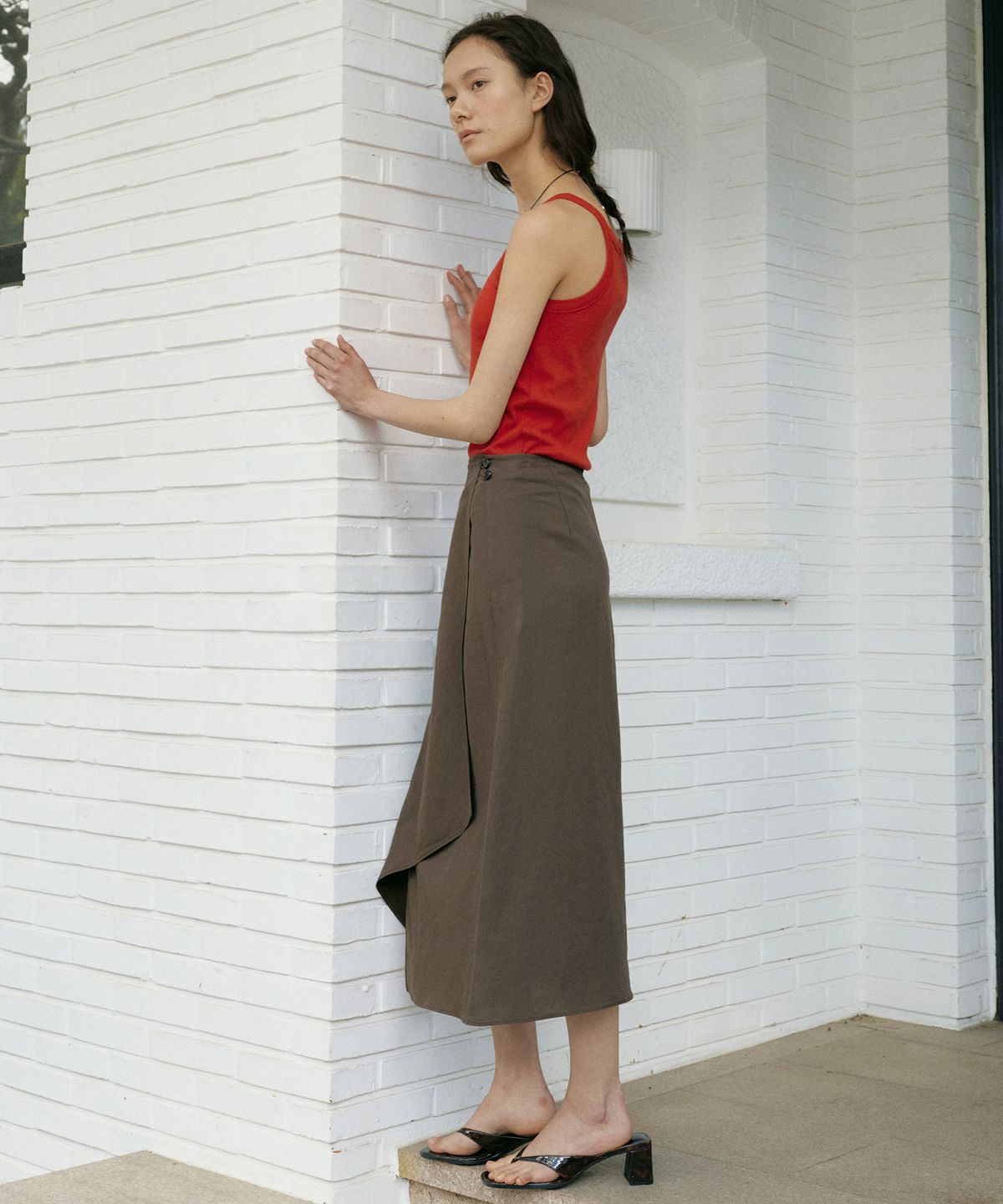 오떼뜨(OCTETTE) LINEN ASYMMETRY WRAP SKIRTS_BROWN