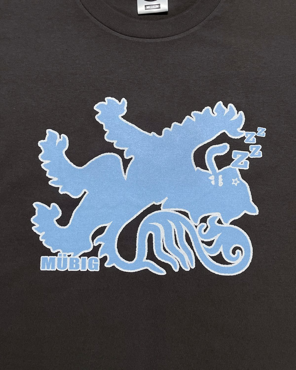 무비그아카이브(MUBIG.ARCHIVE) The Sleeping Lion Tee (Charcoal)