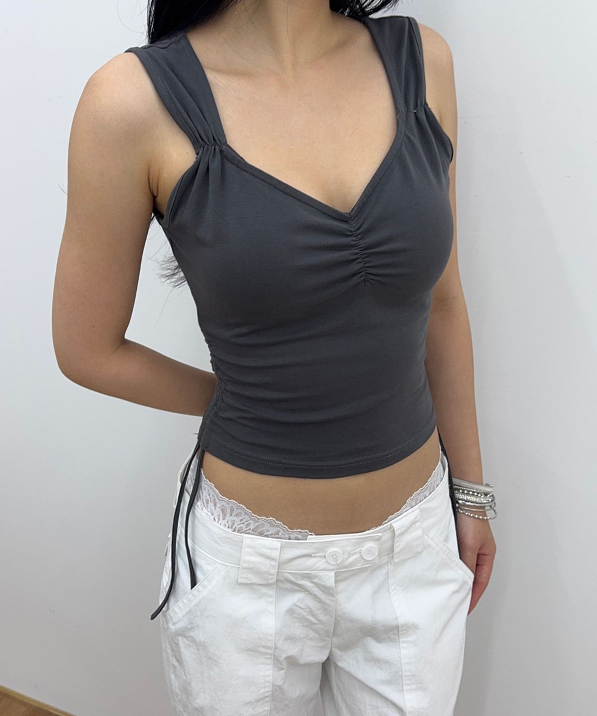 플리즈노팔로우(PLEASENOFOLLOW) Mov Shirring Sleeveless Top (Charcoal)