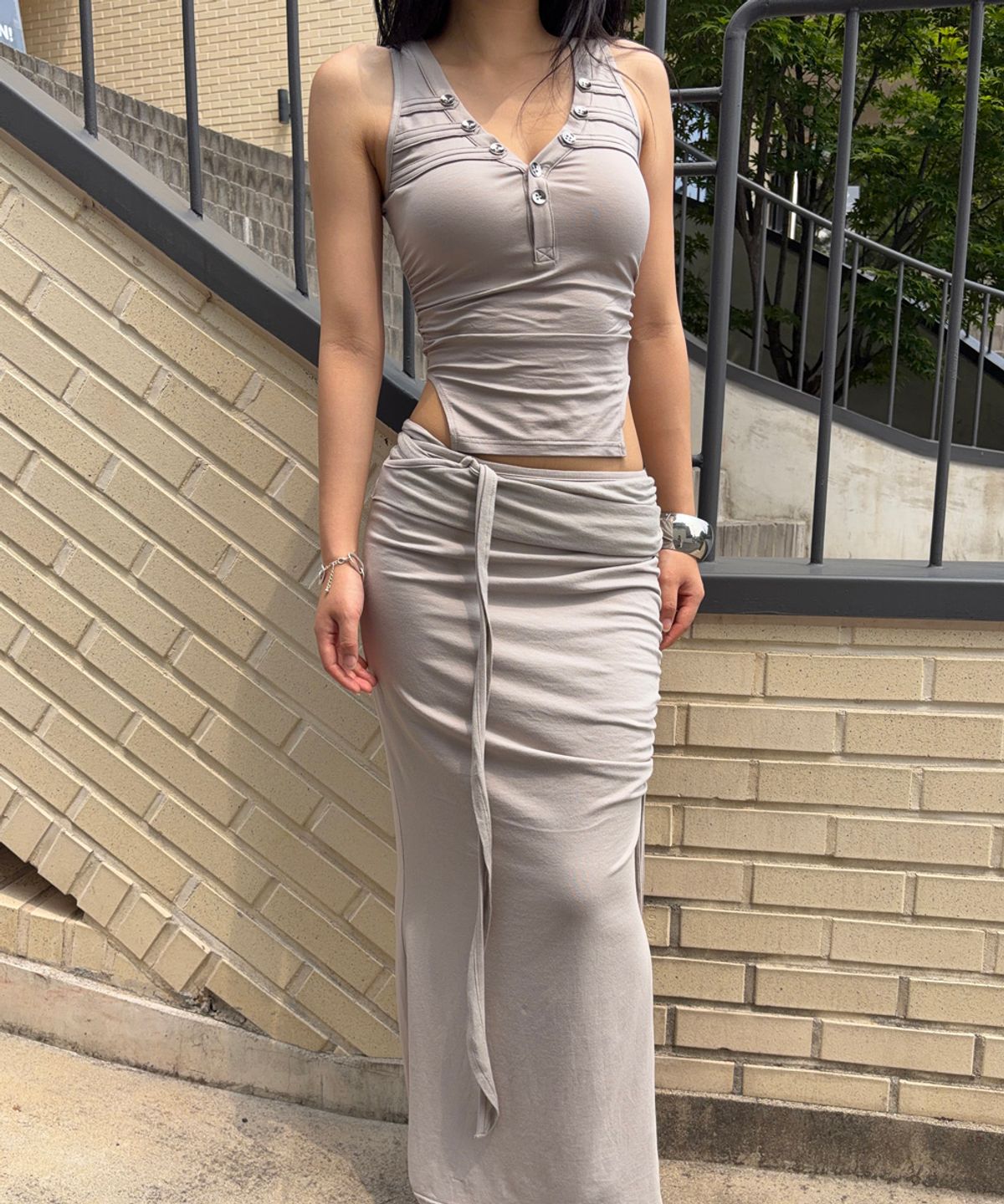플리즈노팔로우(PLEASENOFOLLOW) Selby Button Sleeveless Top (Silver Beige)