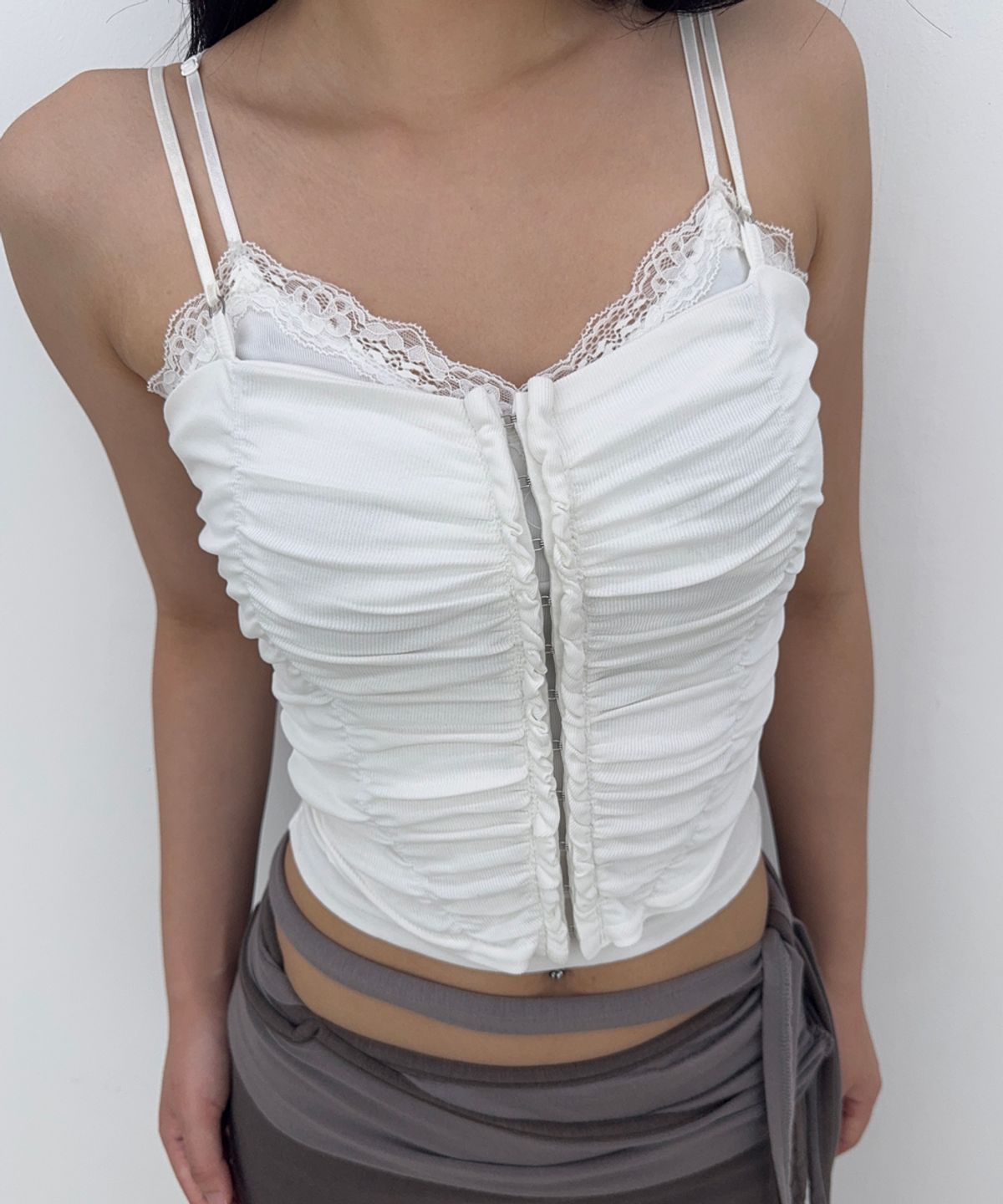 플리즈노팔로우(PLEASENOFOLLOW) Lilian Shirring Sleeveless Top (Ivory)