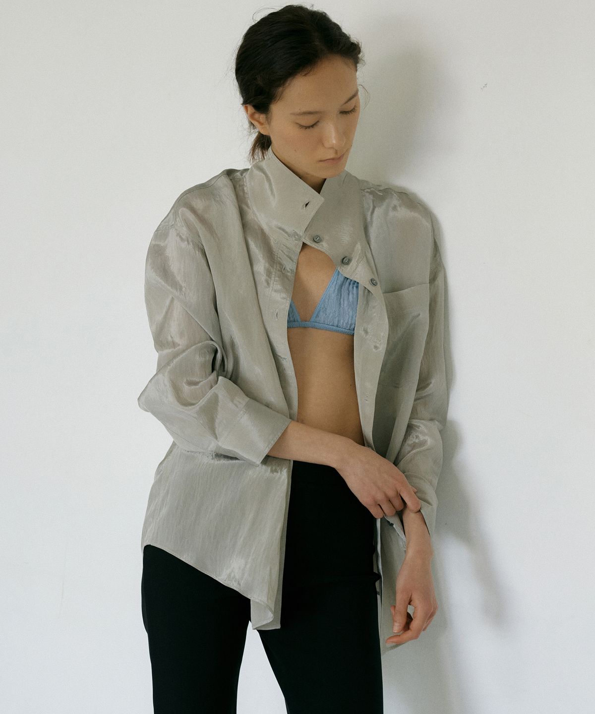 오떼뜨(OCTETTE) GLOSSY HIGH-NECK SHIRTS_GRAY