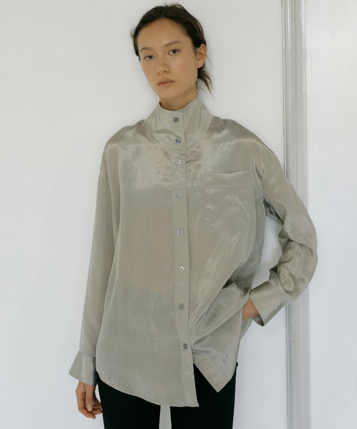 오떼뜨(OCTETTE) GLOSSY HIGH-NECK SHIRTS_GRAY