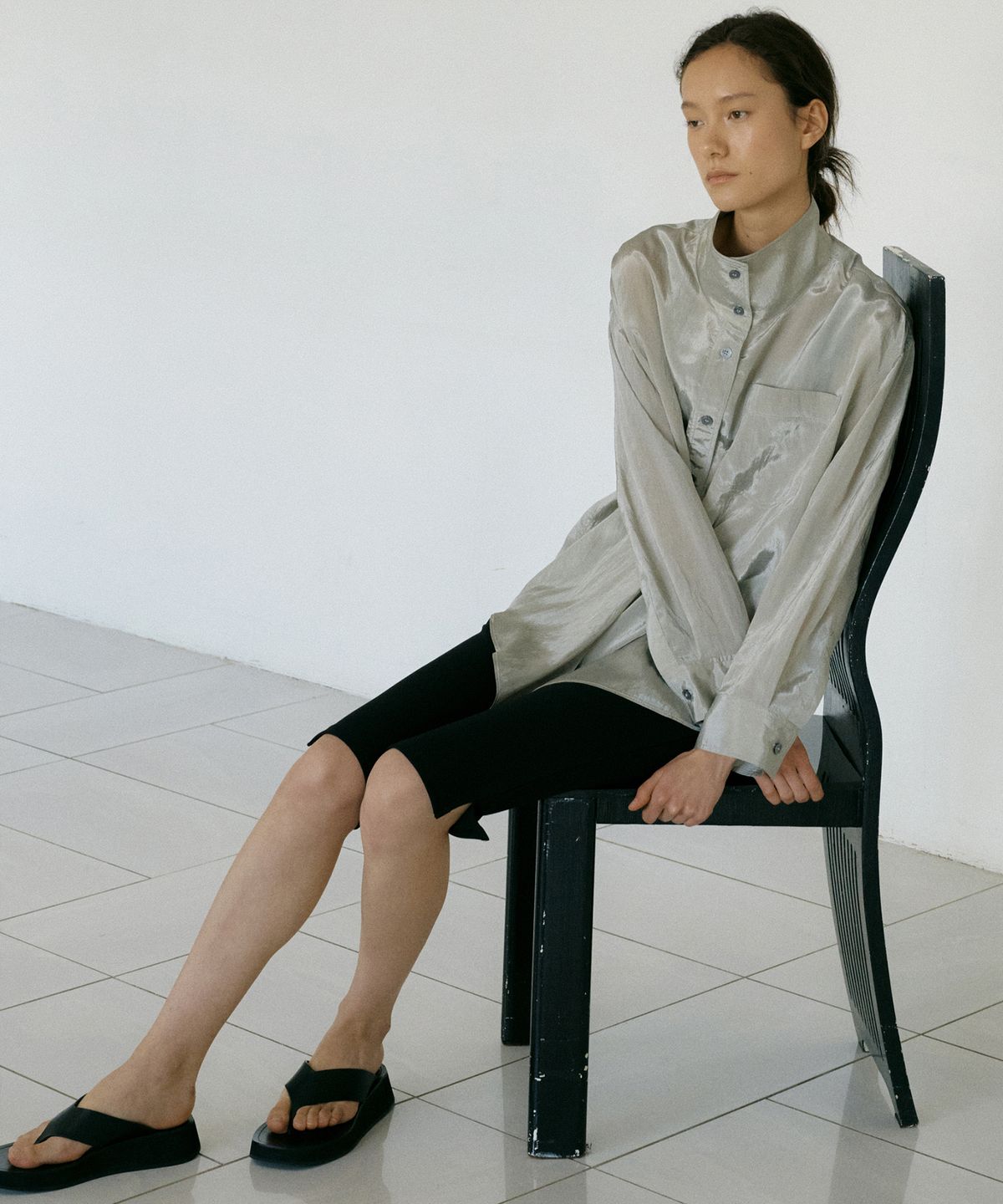 오떼뜨(OCTETTE) GLOSSY HIGH-NECK SHIRTS_GRAY