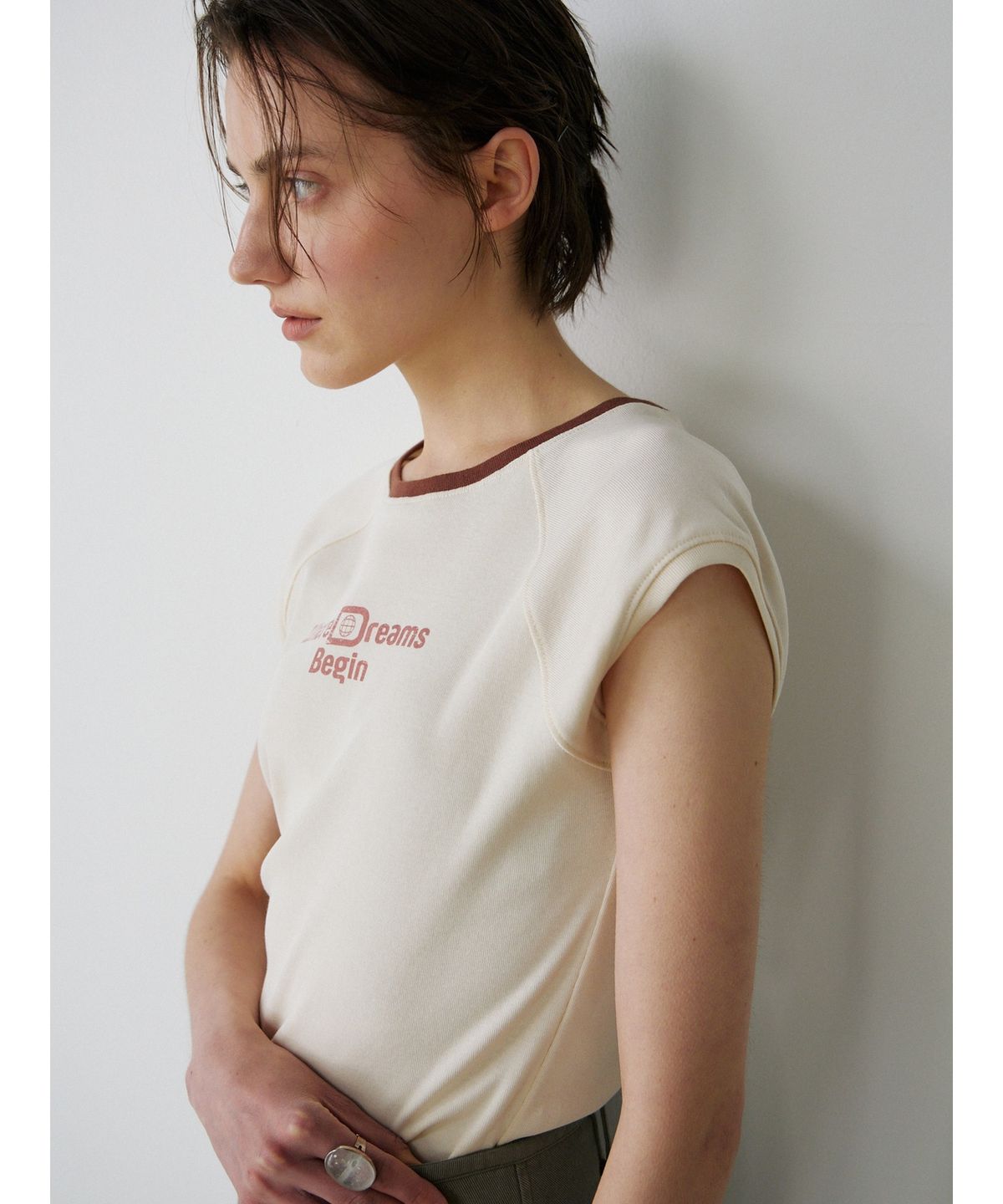 닌닛(NINNIT) Cap sleeve lettering t-shirt (CREAM)