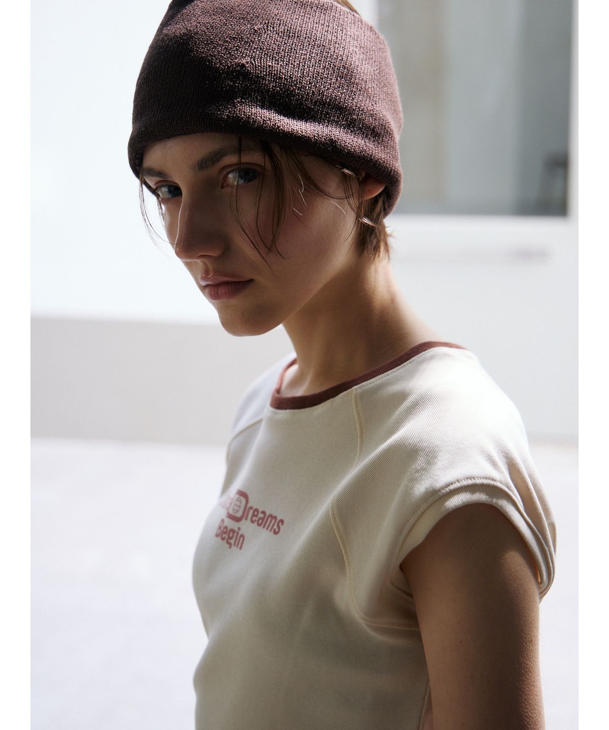 닌닛(NINNIT) Cap sleeve lettering t-shirt (CREAM)