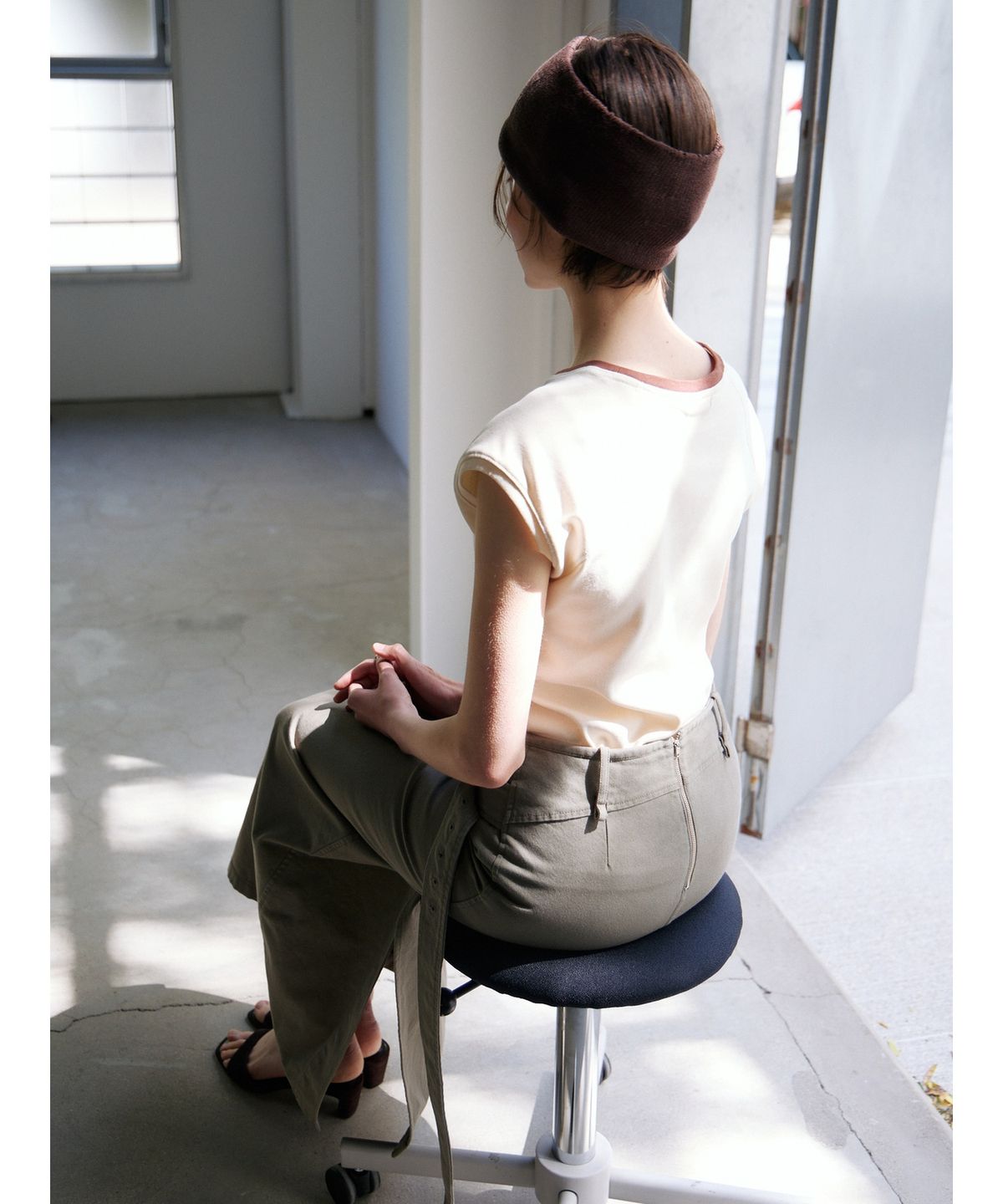 닌닛(NINNIT) Cap sleeve lettering t-shirt (CREAM)