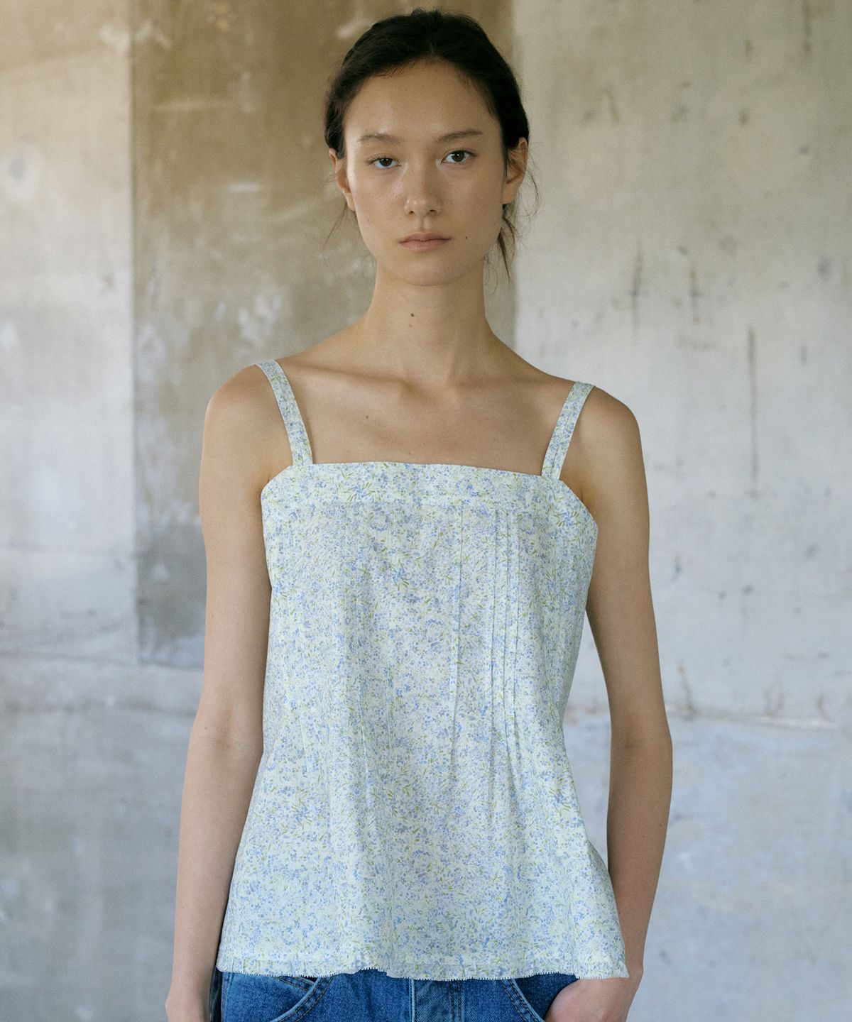 오떼뜨(OCTETTE) RUFF PINTUCK SLEEVELESS TOP -FLORAL