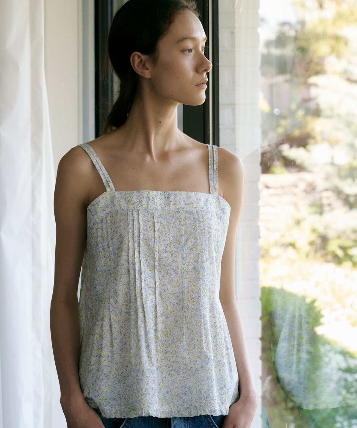 오떼뜨(OCTETTE) RUFF PINTUCK SLEEVELESS TOP -FLORAL