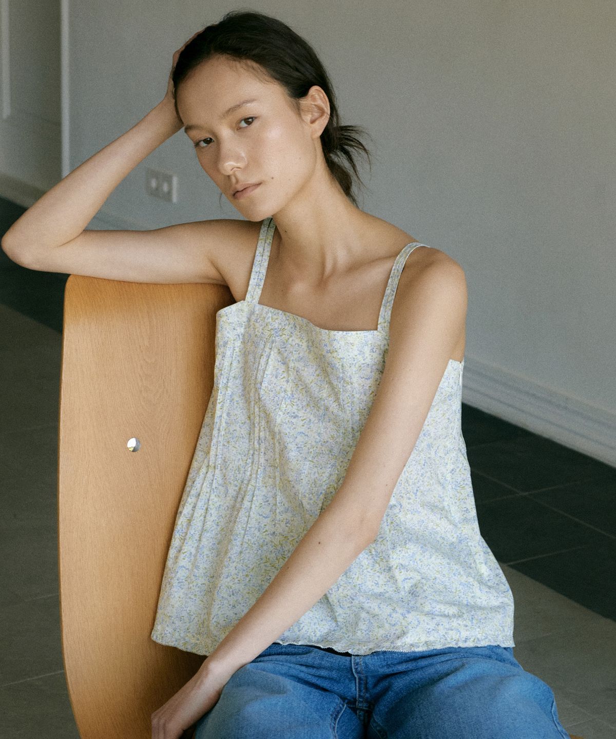 오떼뜨(OCTETTE) RUFF PINTUCK SLEEVELESS TOP -FLORAL
