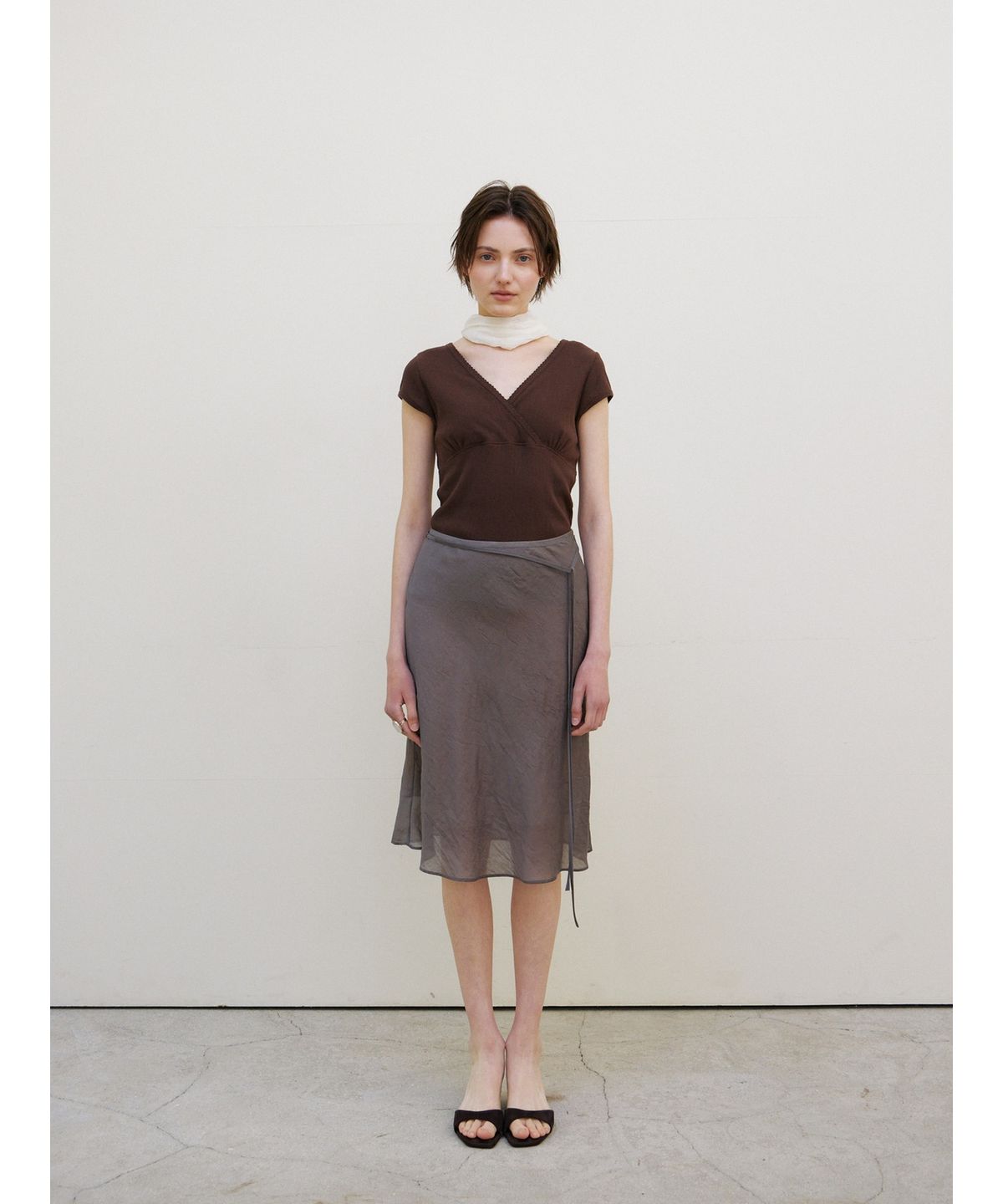 닌닛(NINNIT) [2nd] Scallop neck wrap t-shirt (BROWN)