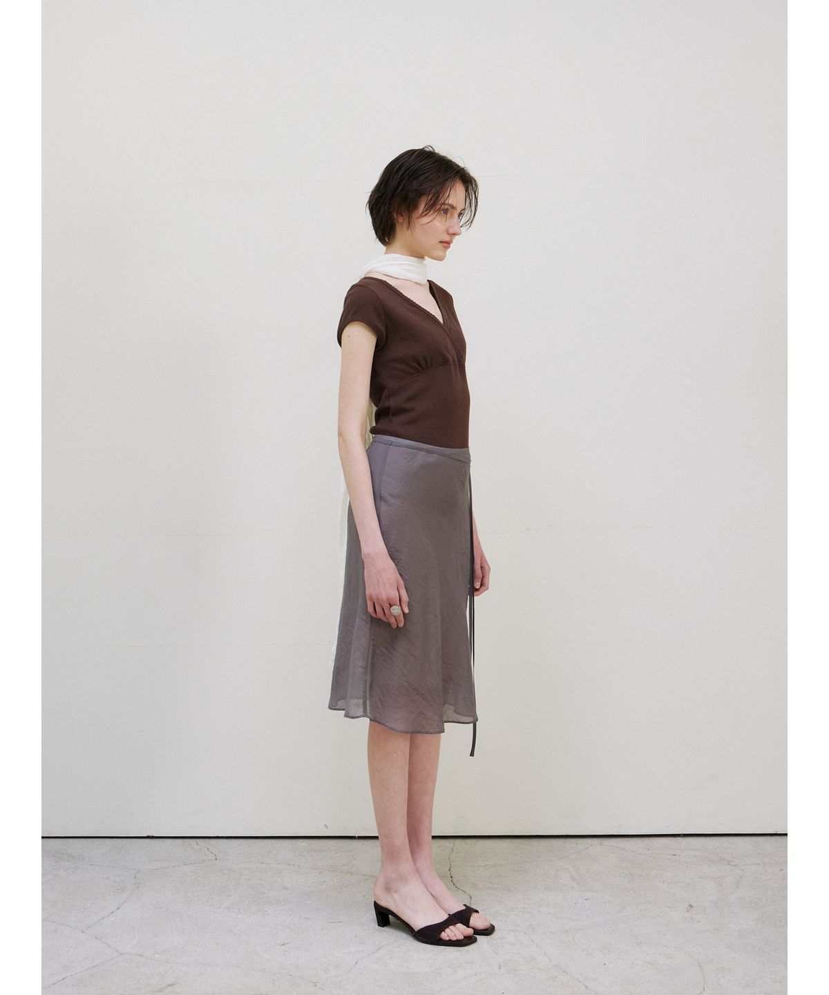 닌닛(NINNIT) [2nd] Scallop neck wrap t-shirt (BROWN)