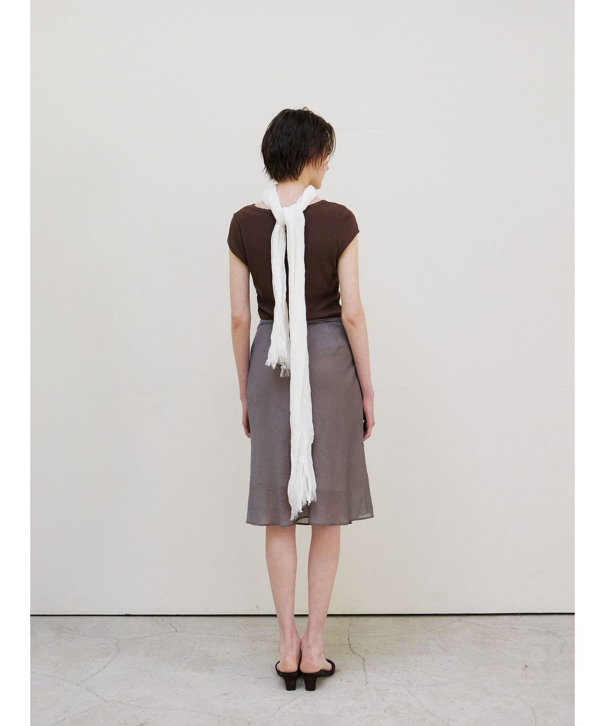 닌닛(NINNIT) [2nd] Scallop neck wrap t-shirt (BROWN)