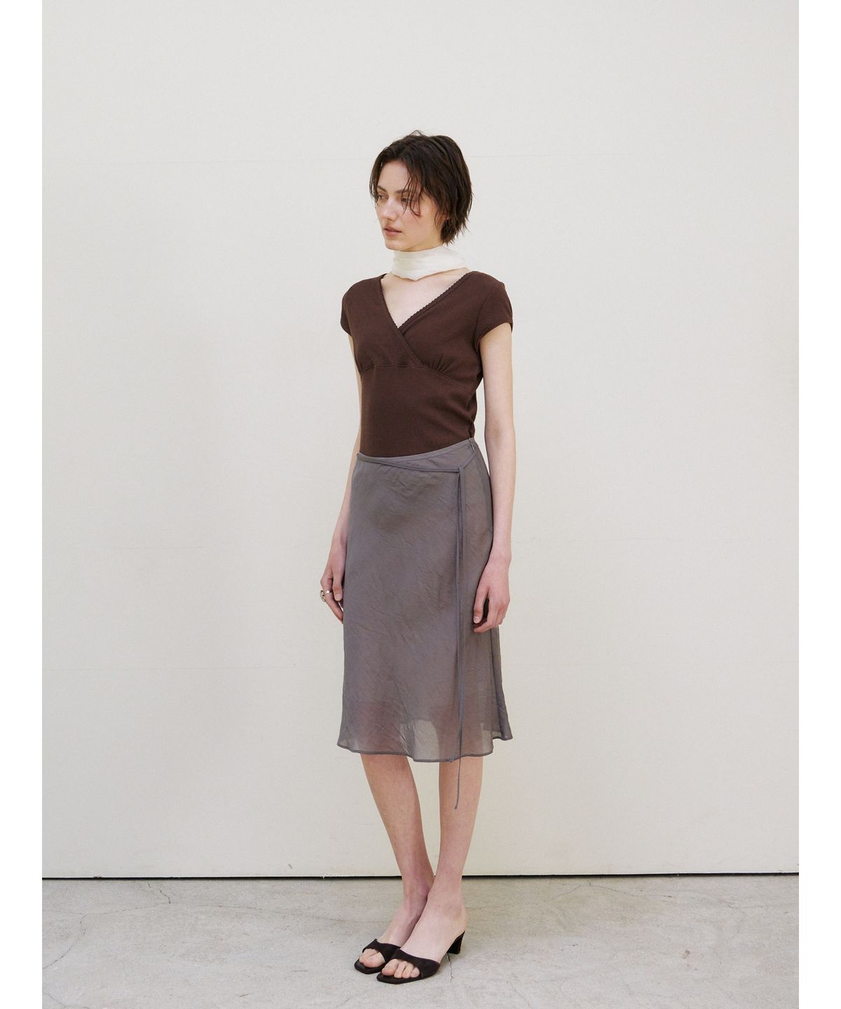 닌닛(NINNIT) [2nd] Scallop neck wrap t-shirt (BROWN)
