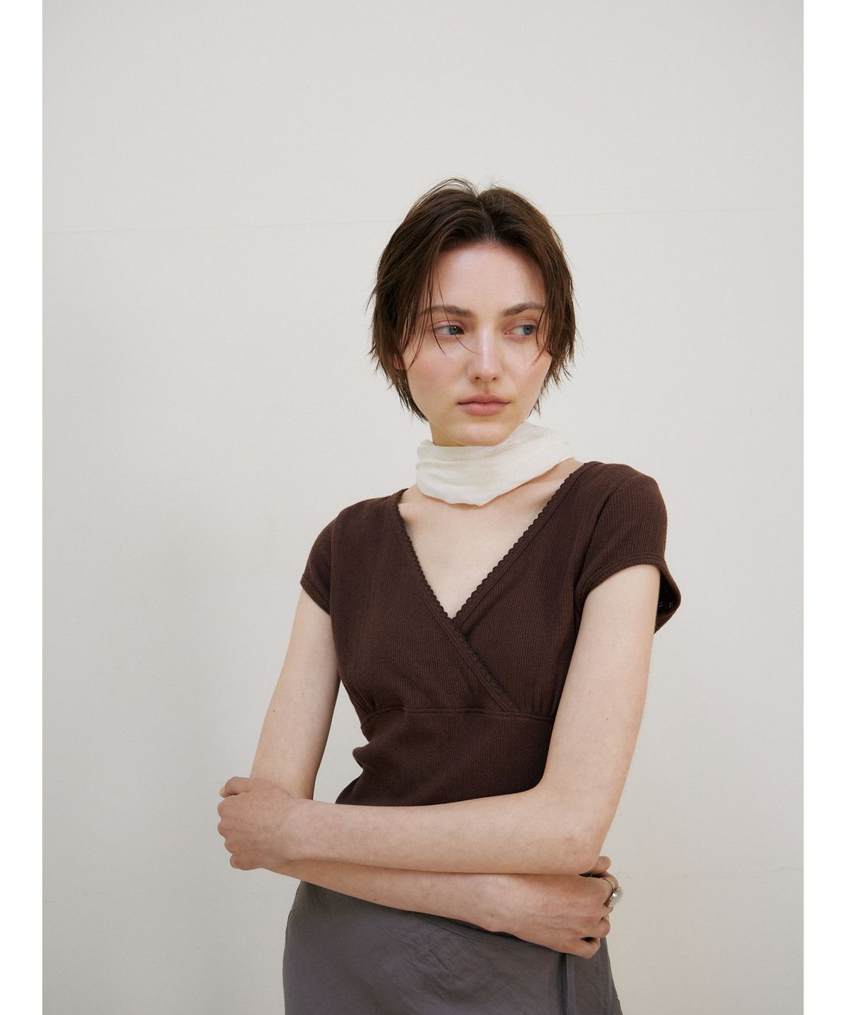 닌닛(NINNIT) [2nd] Scallop neck wrap t-shirt (BROWN)