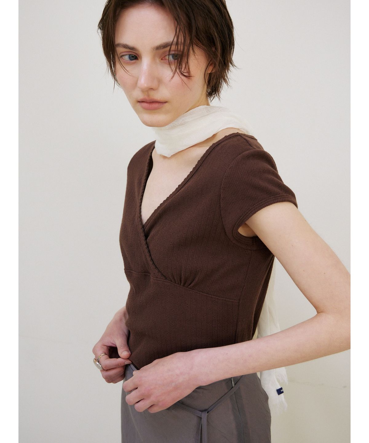 닌닛(NINNIT) [2nd] Scallop neck wrap t-shirt (BROWN)