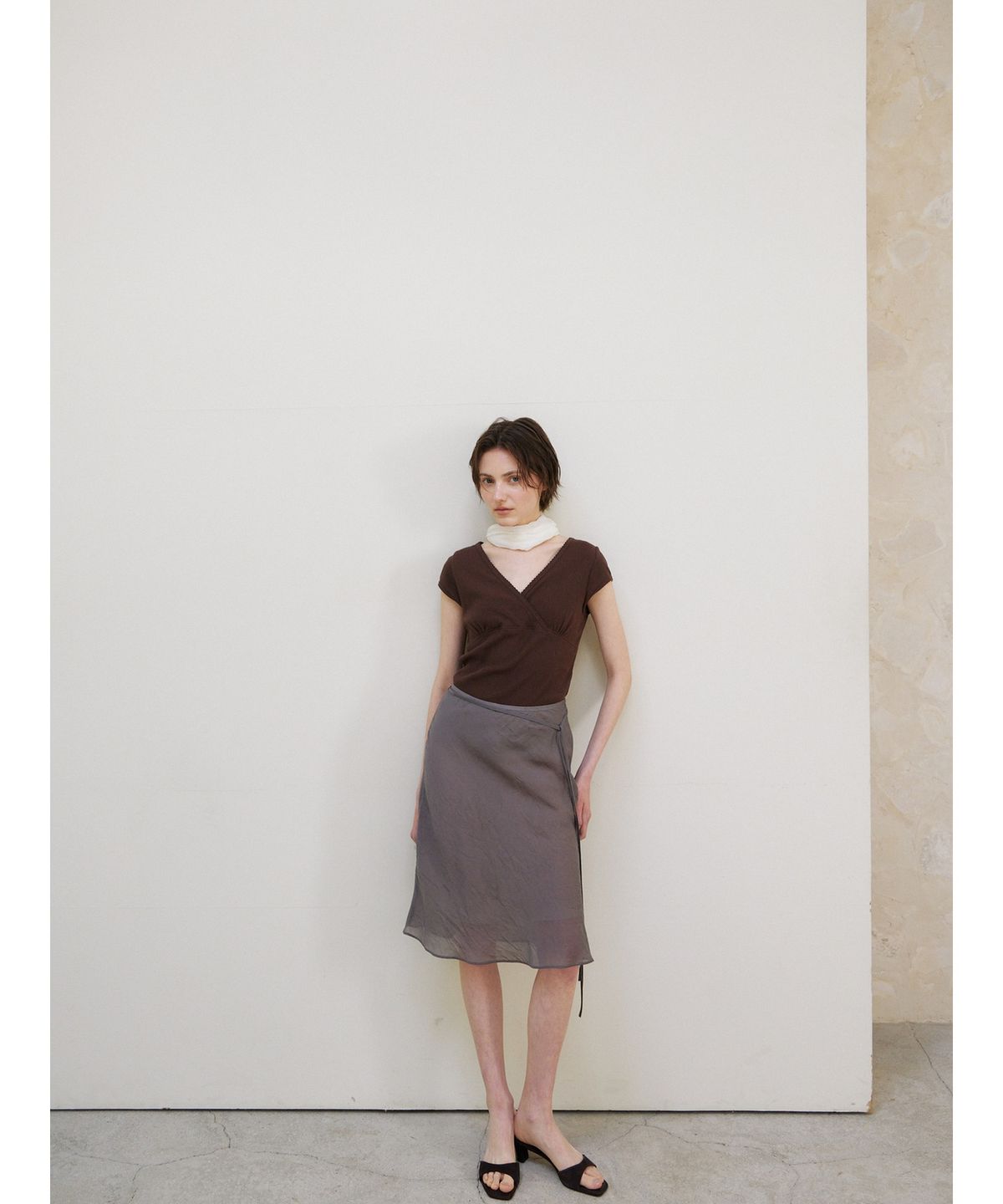 닌닛(NINNIT) [2nd] Scallop neck wrap t-shirt (BROWN)