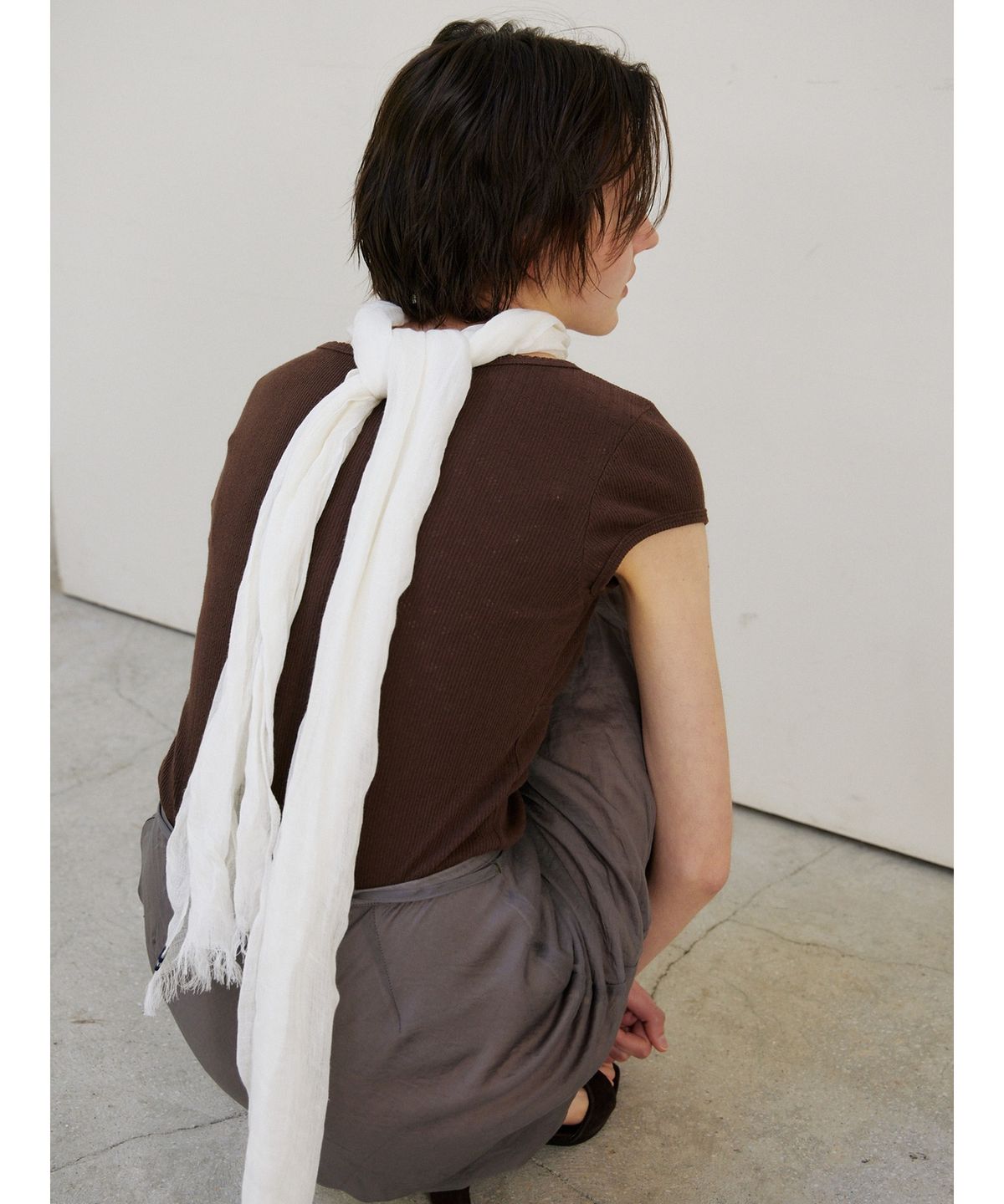 닌닛(NINNIT) [2nd] Scallop neck wrap t-shirt (BROWN)