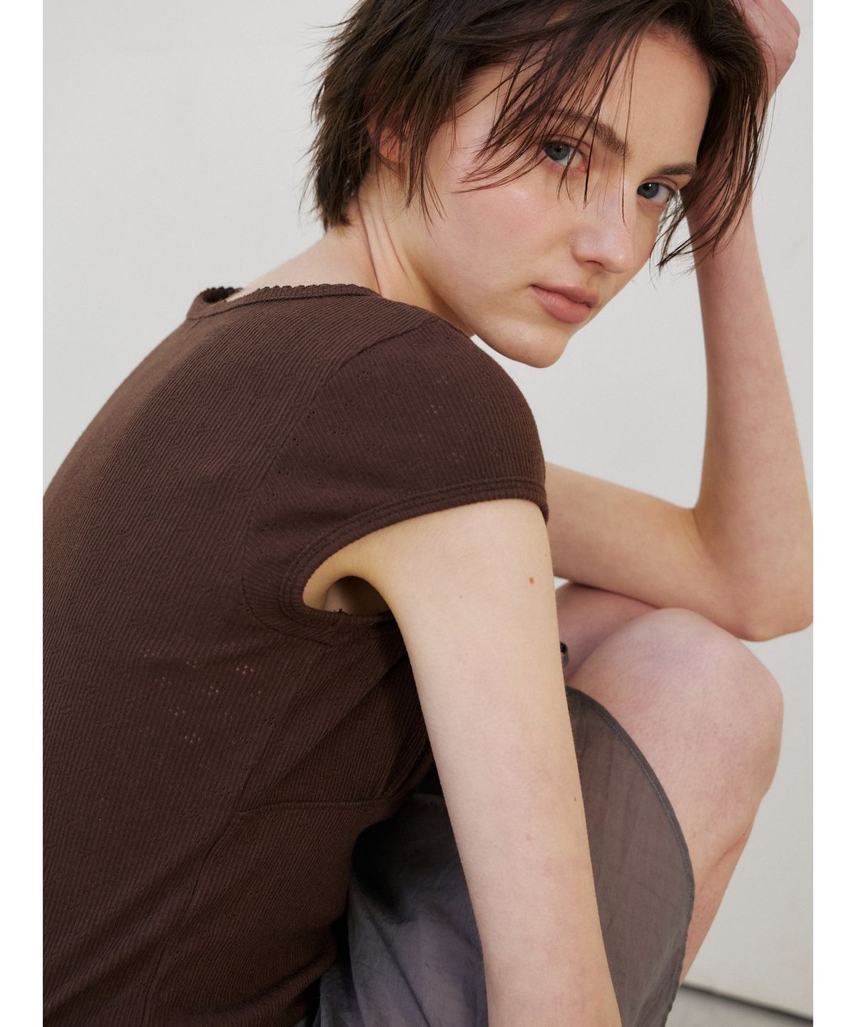 닌닛(NINNIT) [2nd] Scallop neck wrap t-shirt (BROWN)