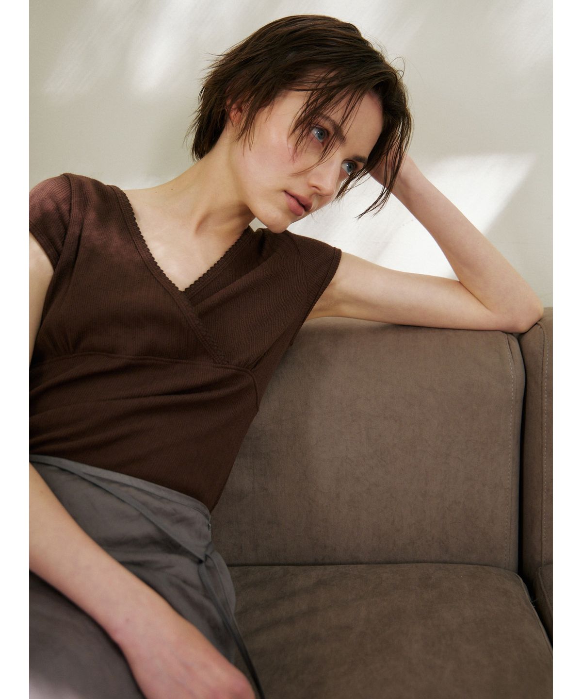 닌닛(NINNIT) [2nd] Scallop neck wrap t-shirt (BROWN)