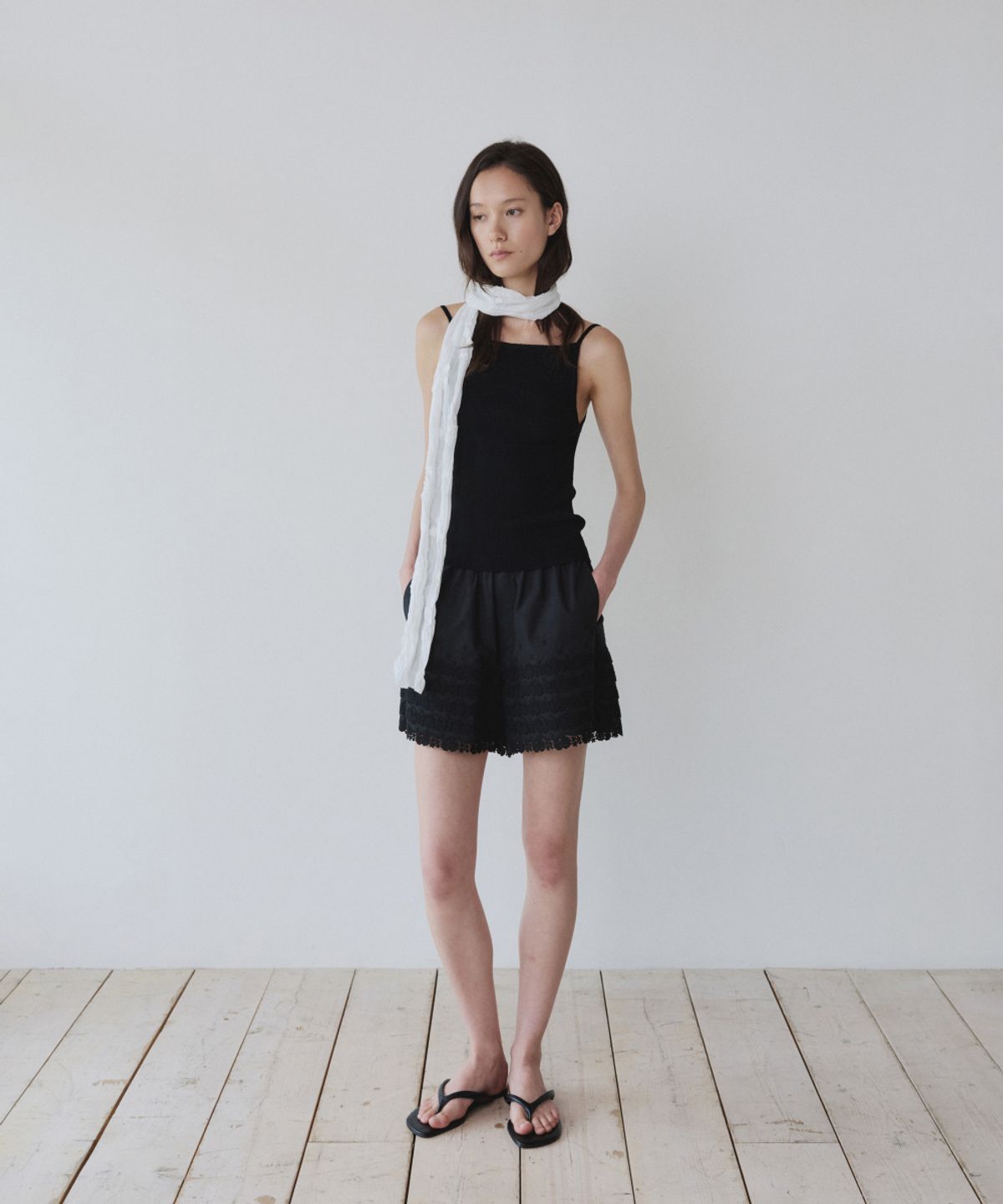 이어닝(YEARNING) LINEN SQUARE NECK KNIT SLEEVELESS, BLACK