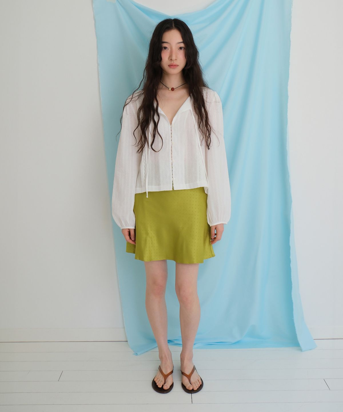 모의(MOUI) Satin dot midi skirt (OLIVE)