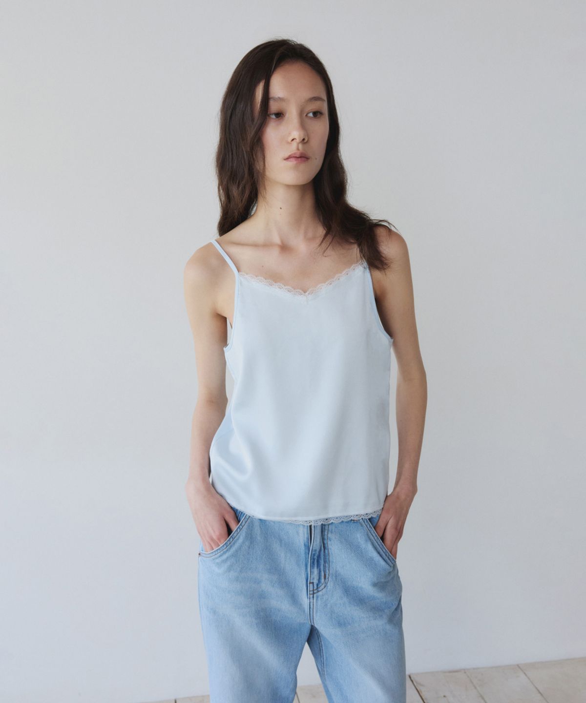 이어닝(YEARNING) LACE SILKY SLEEVELESS, LIGHT BLUE