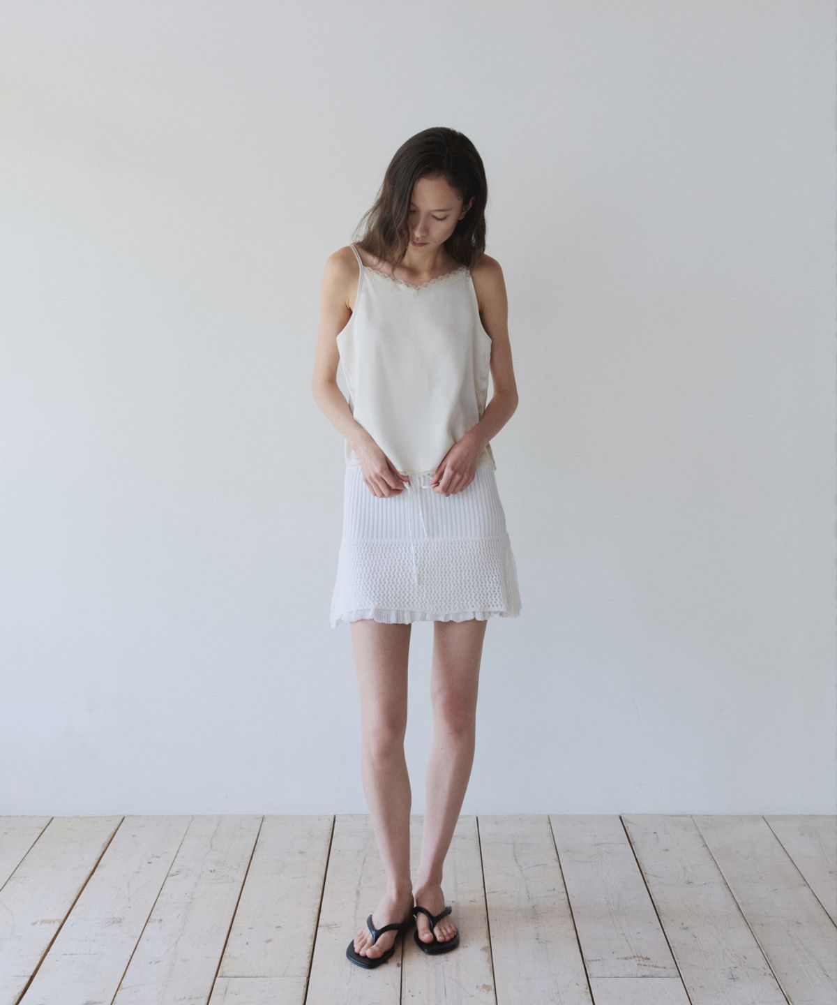이어닝(YEARNING) LACE SILKY SLEEVELESS, CREAM